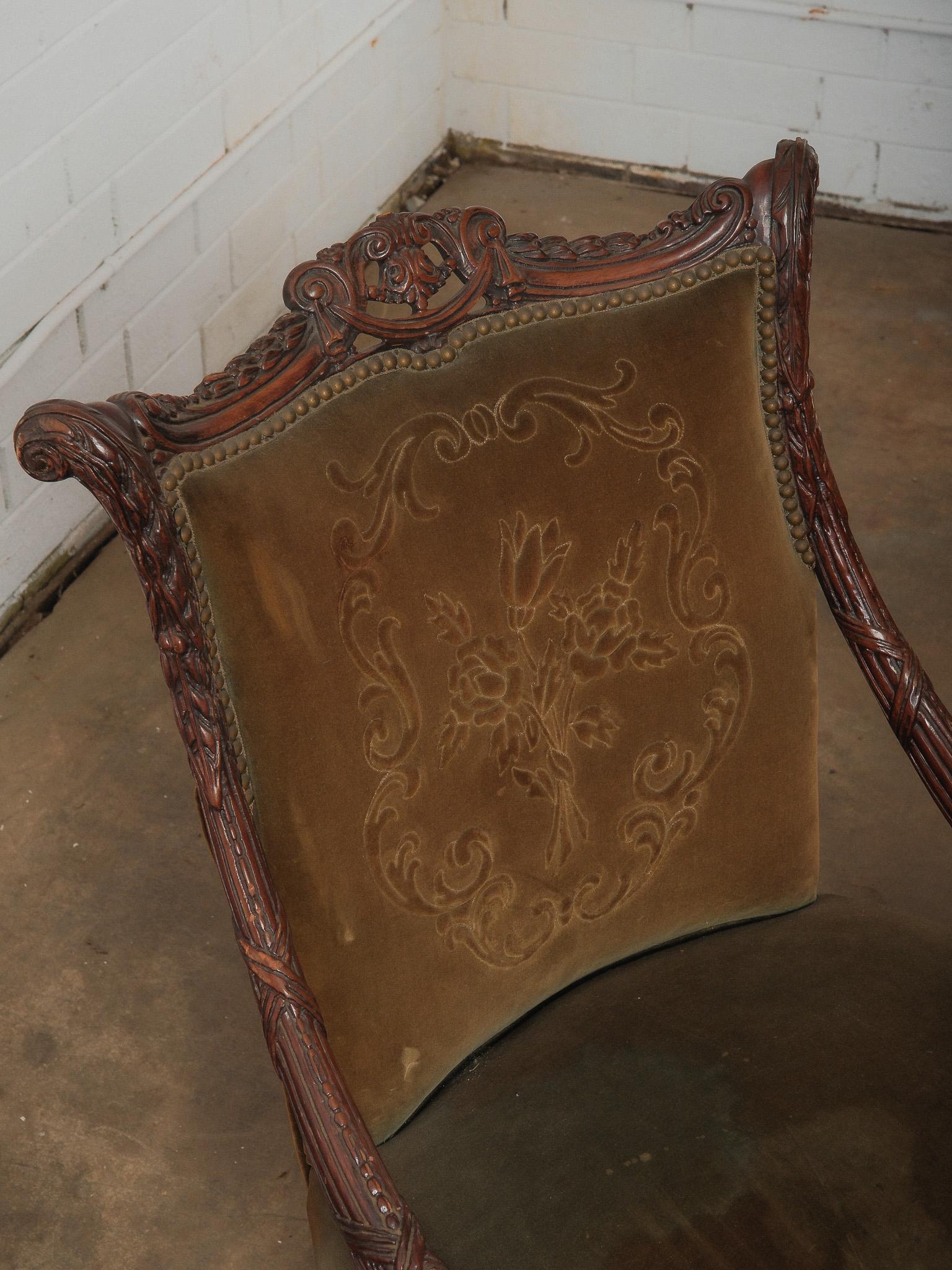 Coppia di antiche poltrone francesi in noce intagliato con rivestimento in velluto In condizioni discrete in vendita a High Point, NC