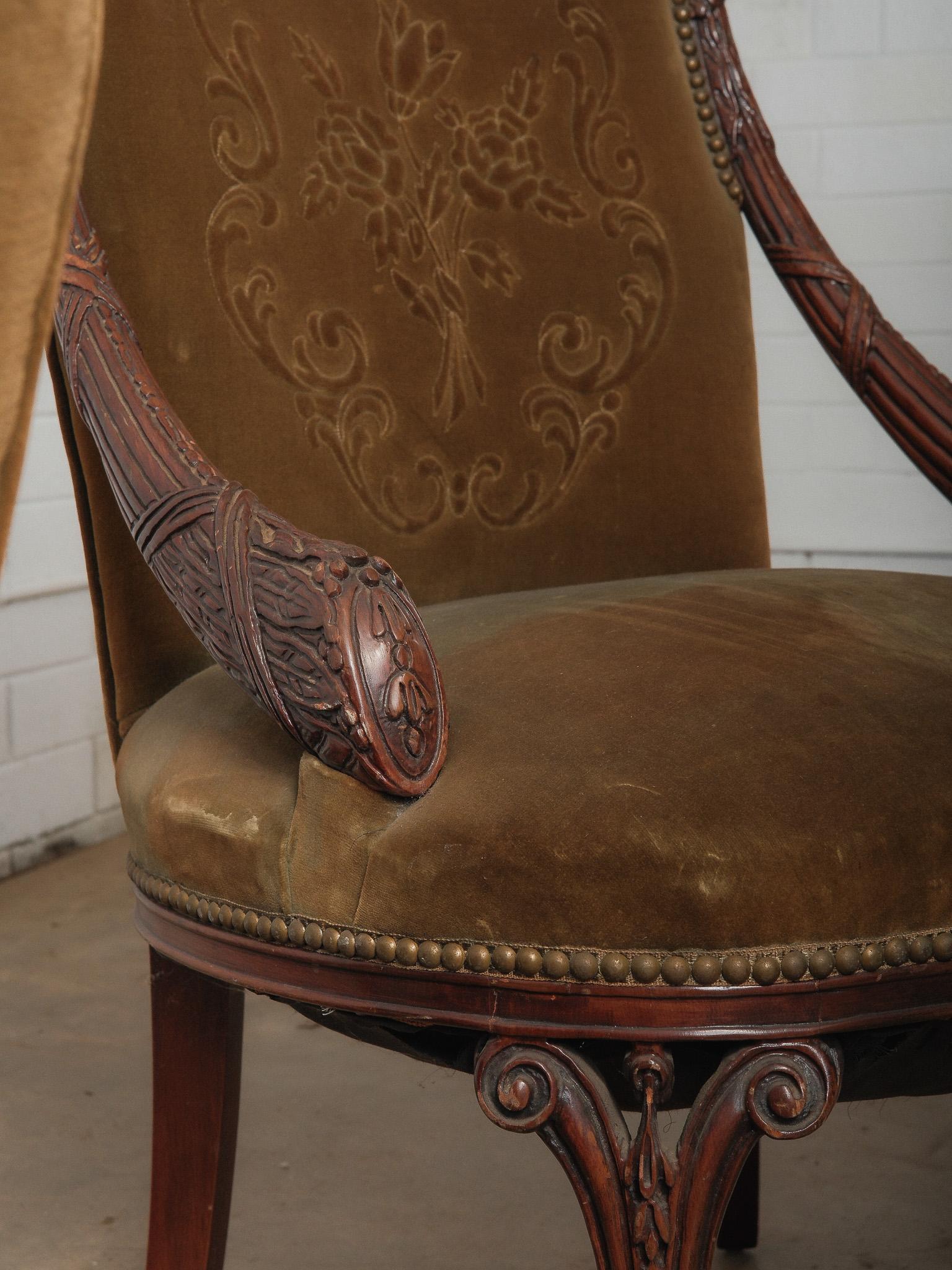 XX secolo Coppia di antiche poltrone francesi in noce intagliato con rivestimento in velluto in vendita