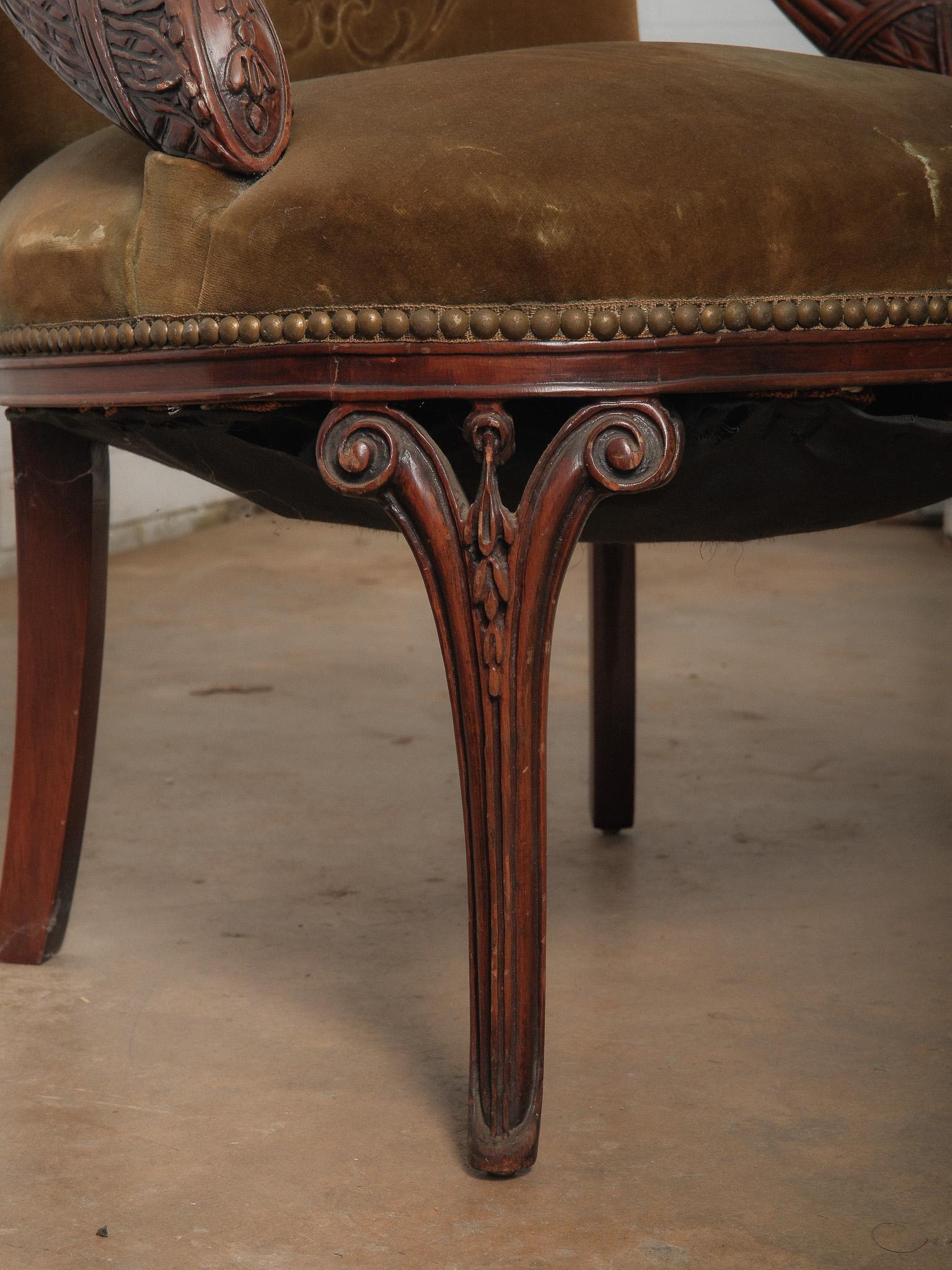 Tappezzeria Coppia di antiche poltrone francesi in noce intagliato con rivestimento in velluto in vendita