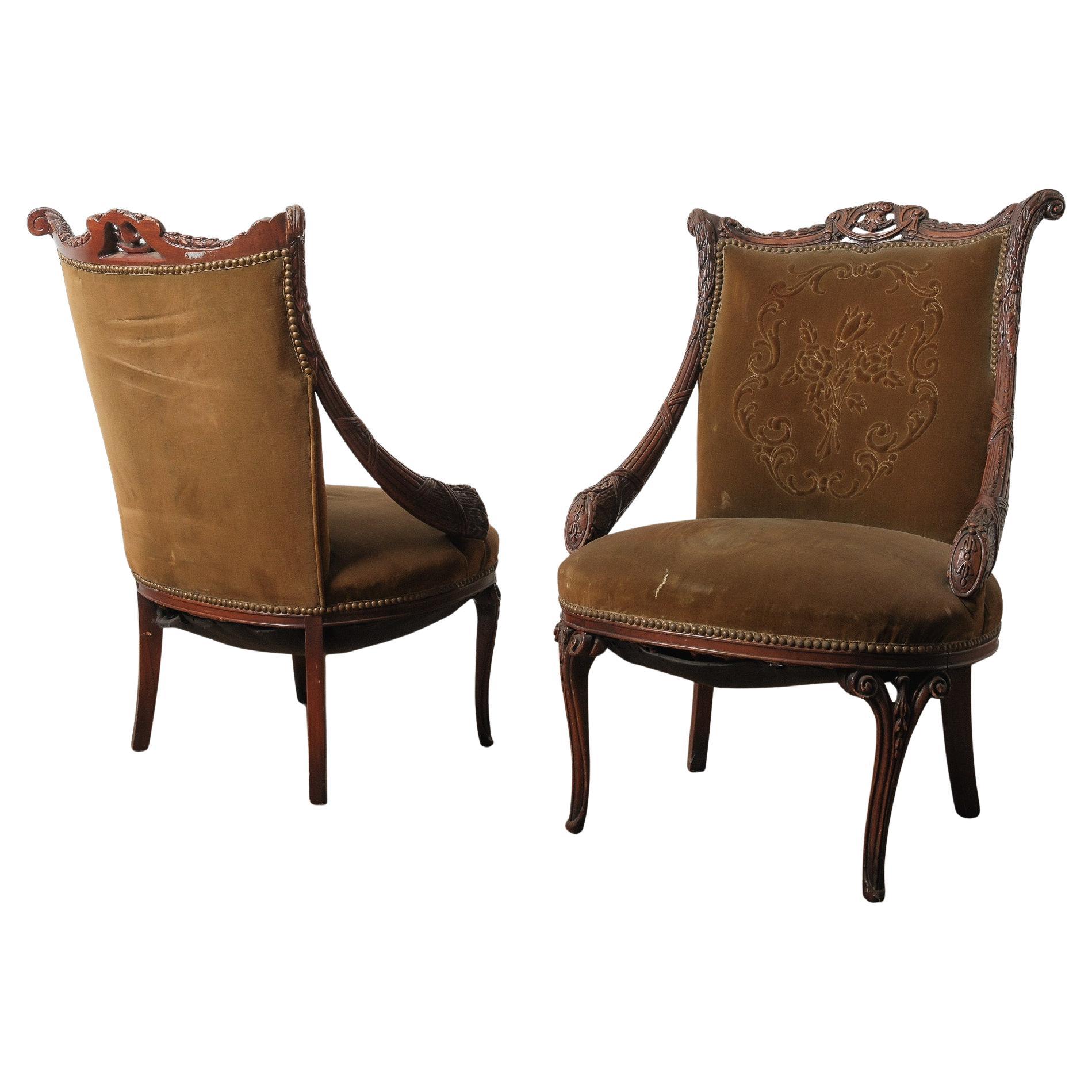 Coppia di antiche poltrone francesi in noce intagliato con rivestimento in velluto in vendita