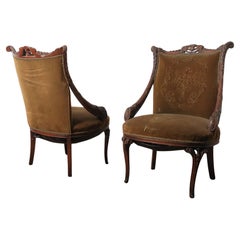 Paire d'anciens fauteuils français en noyer sculpté avec tapisserie en velours