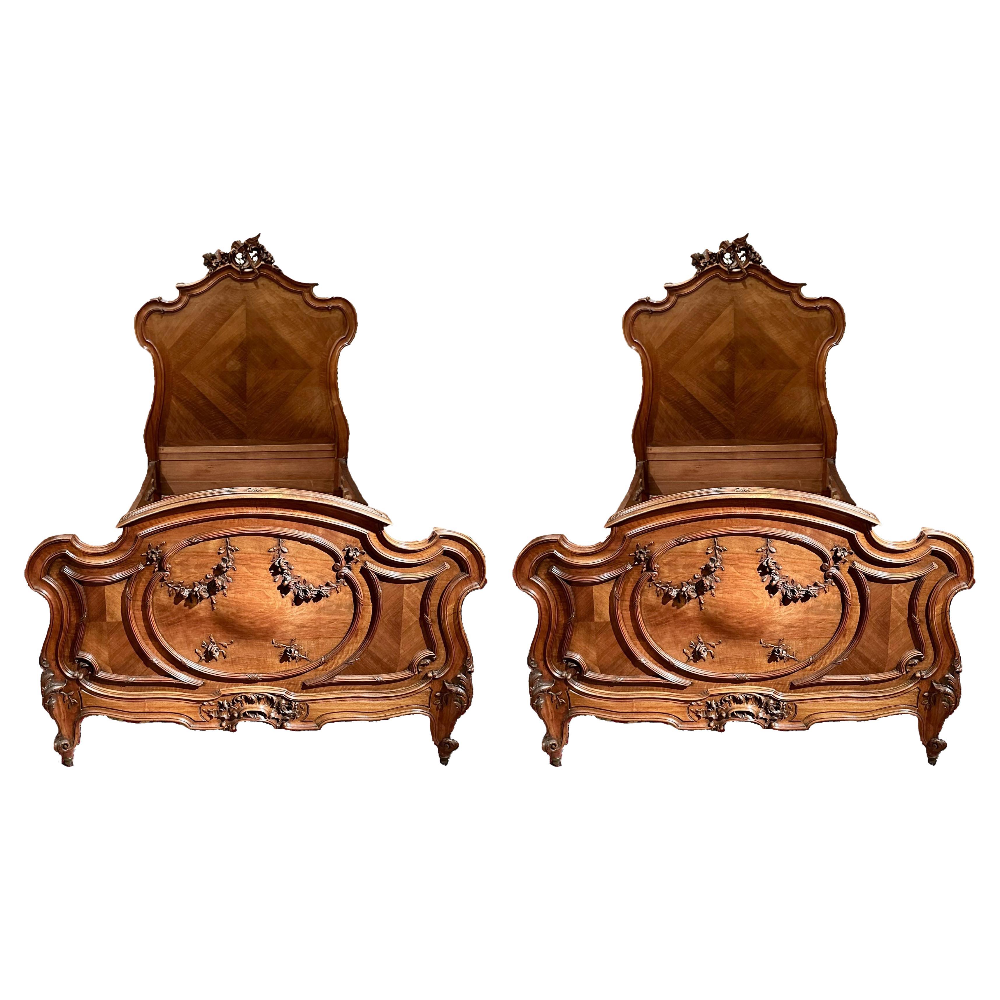 Coppia di letti gemelli in noce francese intagliato firmati "Mercier Bros.". Circa 1890 in vendita