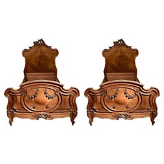 Paire de lits jumeaux anciens en noyer sculpté français signés "Mercier Bros." Circa 1890