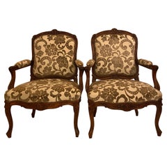 Coppia di poltrone imbottite in noce francese intagliato, circa 1860