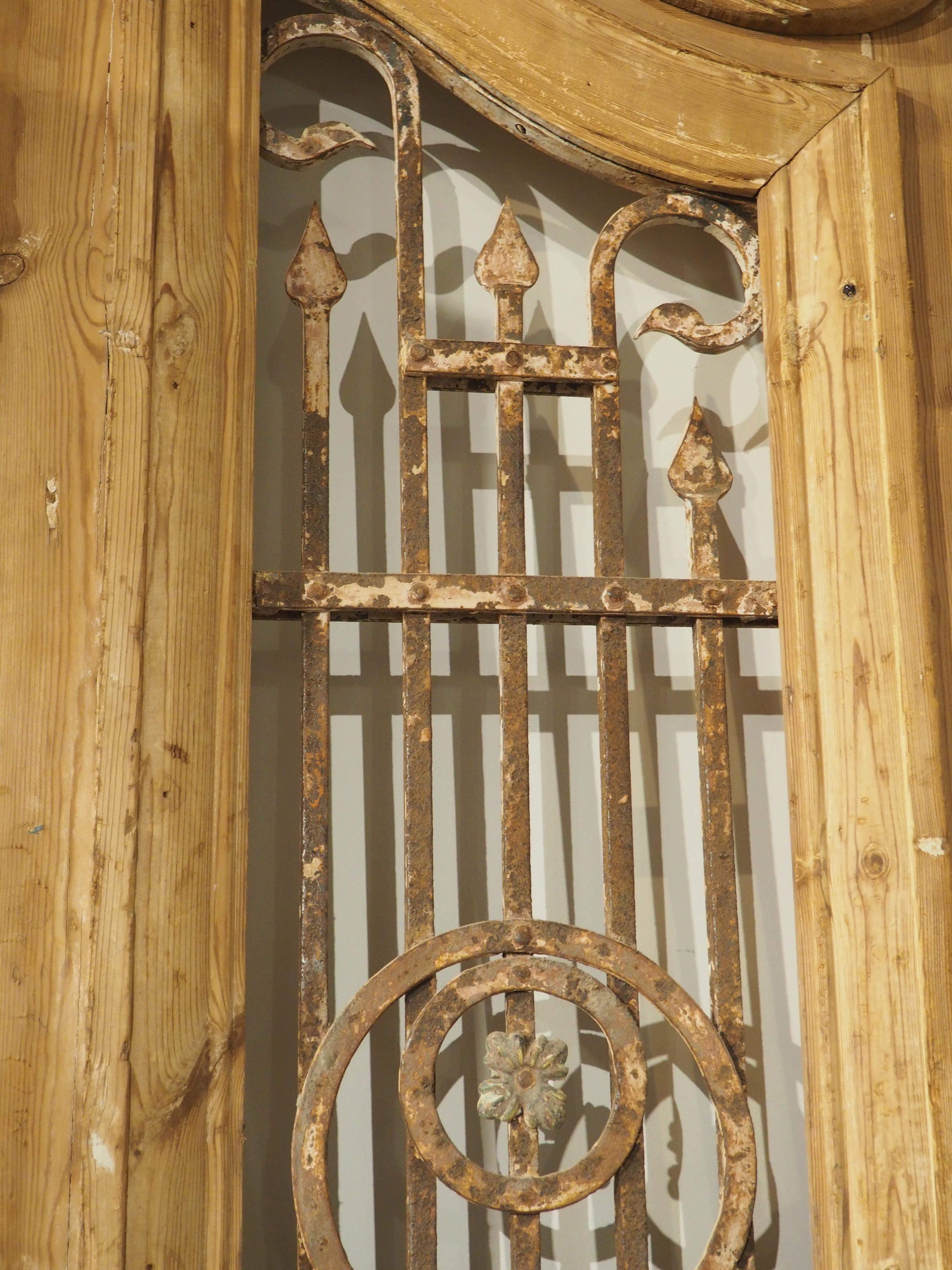 Paar antike französische geschnitzte Holz- und Eisentüren aus Holz, um 1880 im Angebot 3