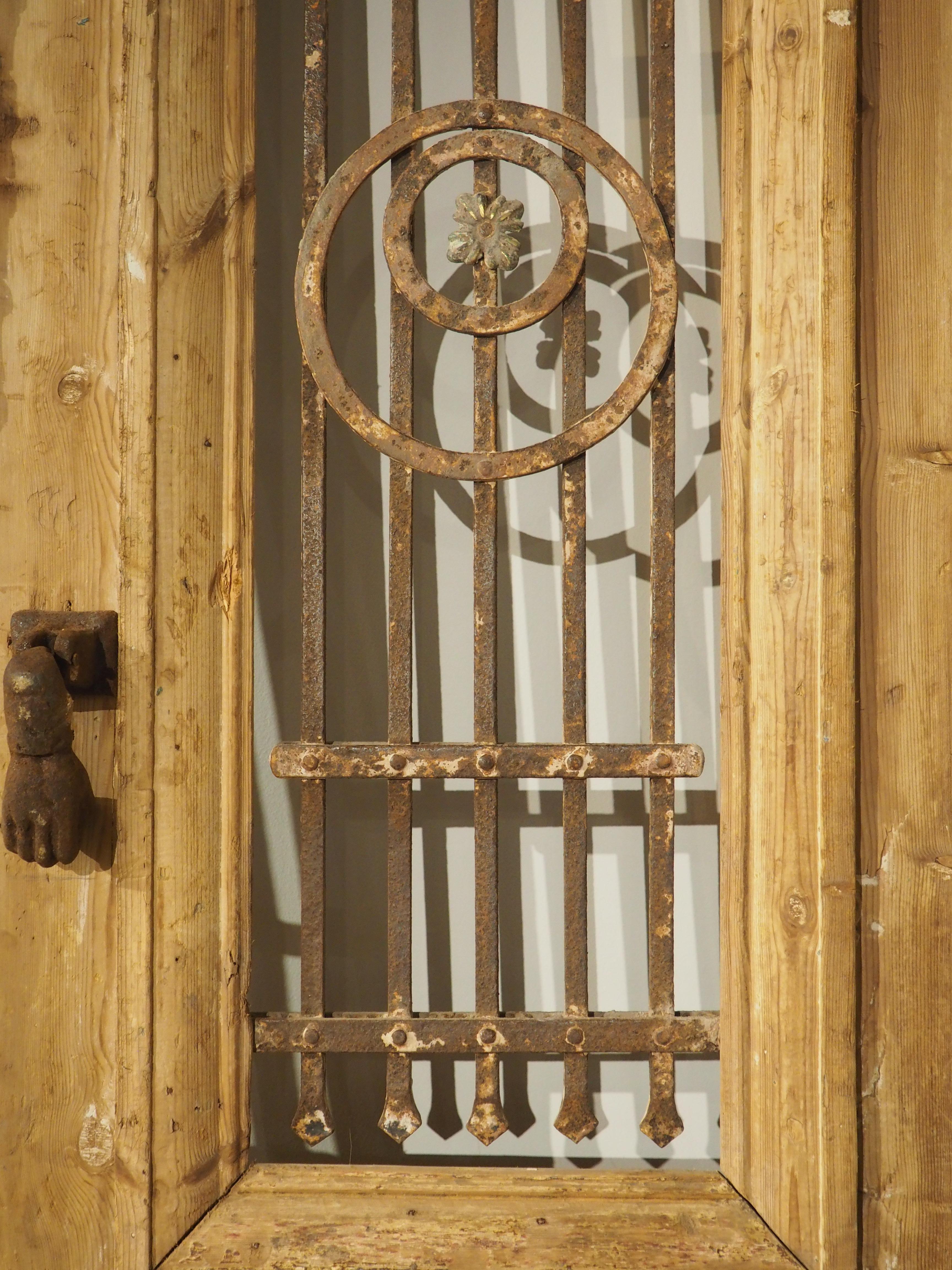 Paar antike französische geschnitzte Holz- und Eisentüren aus Holz, um 1880 im Angebot 4