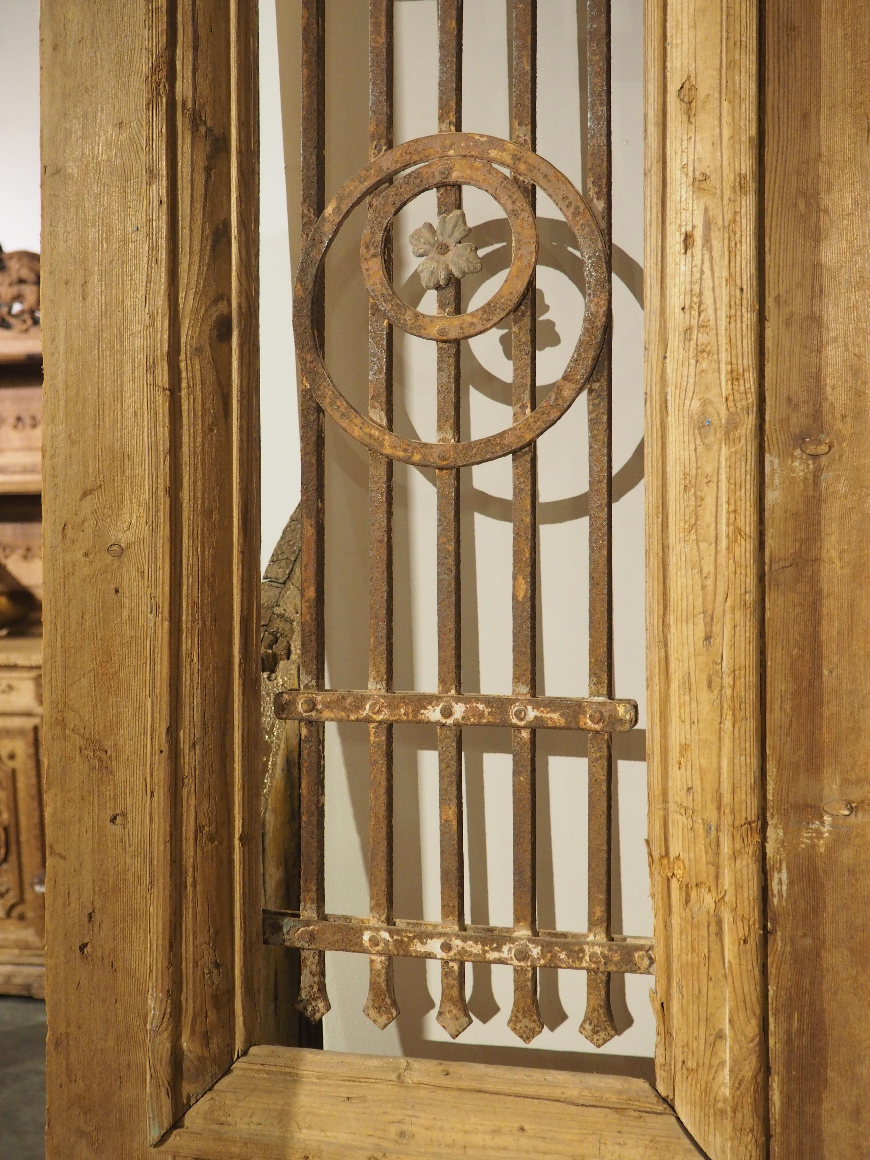 Paar antike französische geschnitzte Holz- und Eisentüren aus Holz, um 1880 im Angebot 5