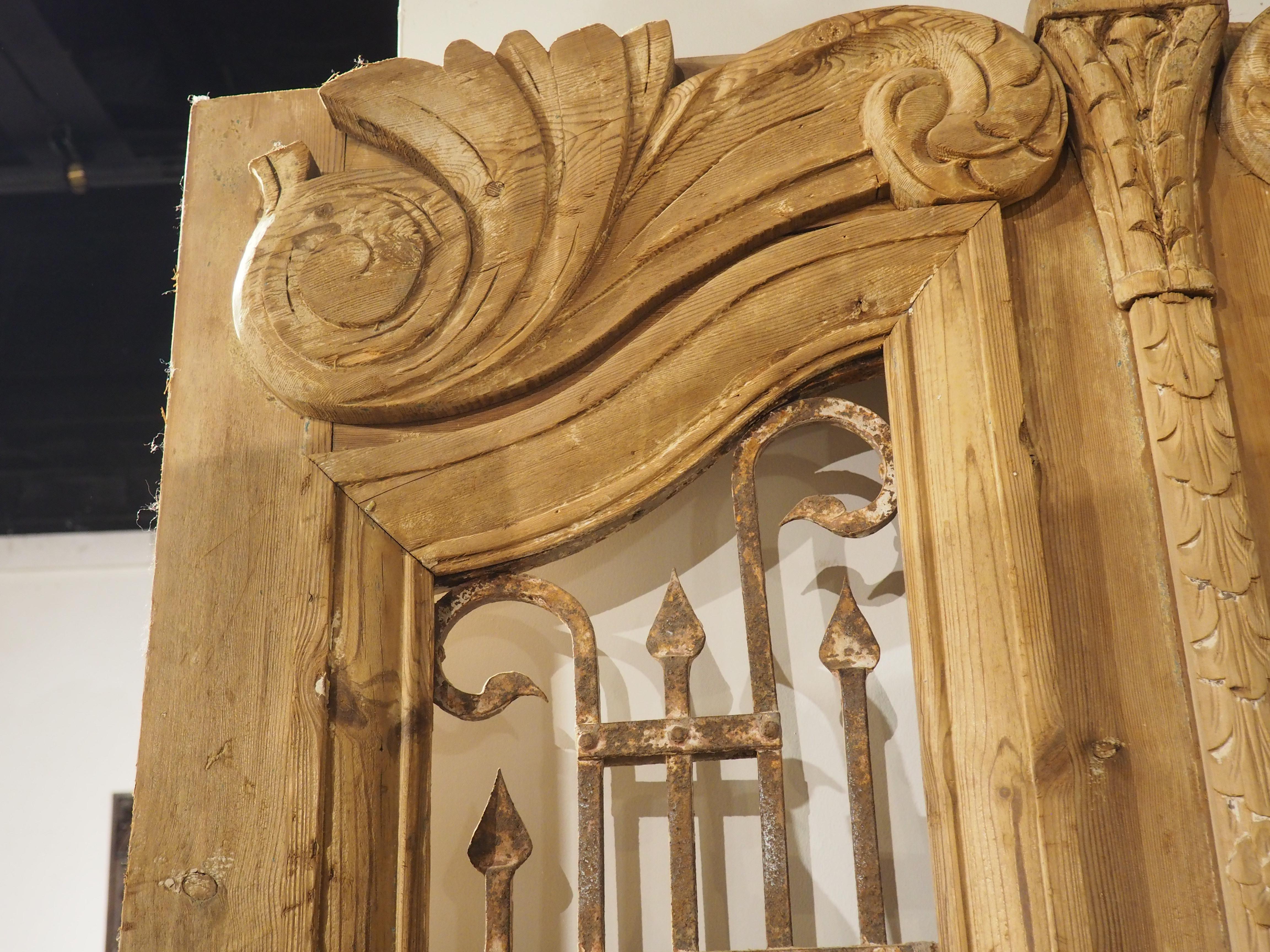 Paar antike französische geschnitzte Holz- und Eisentüren aus Holz, um 1880 im Angebot 6