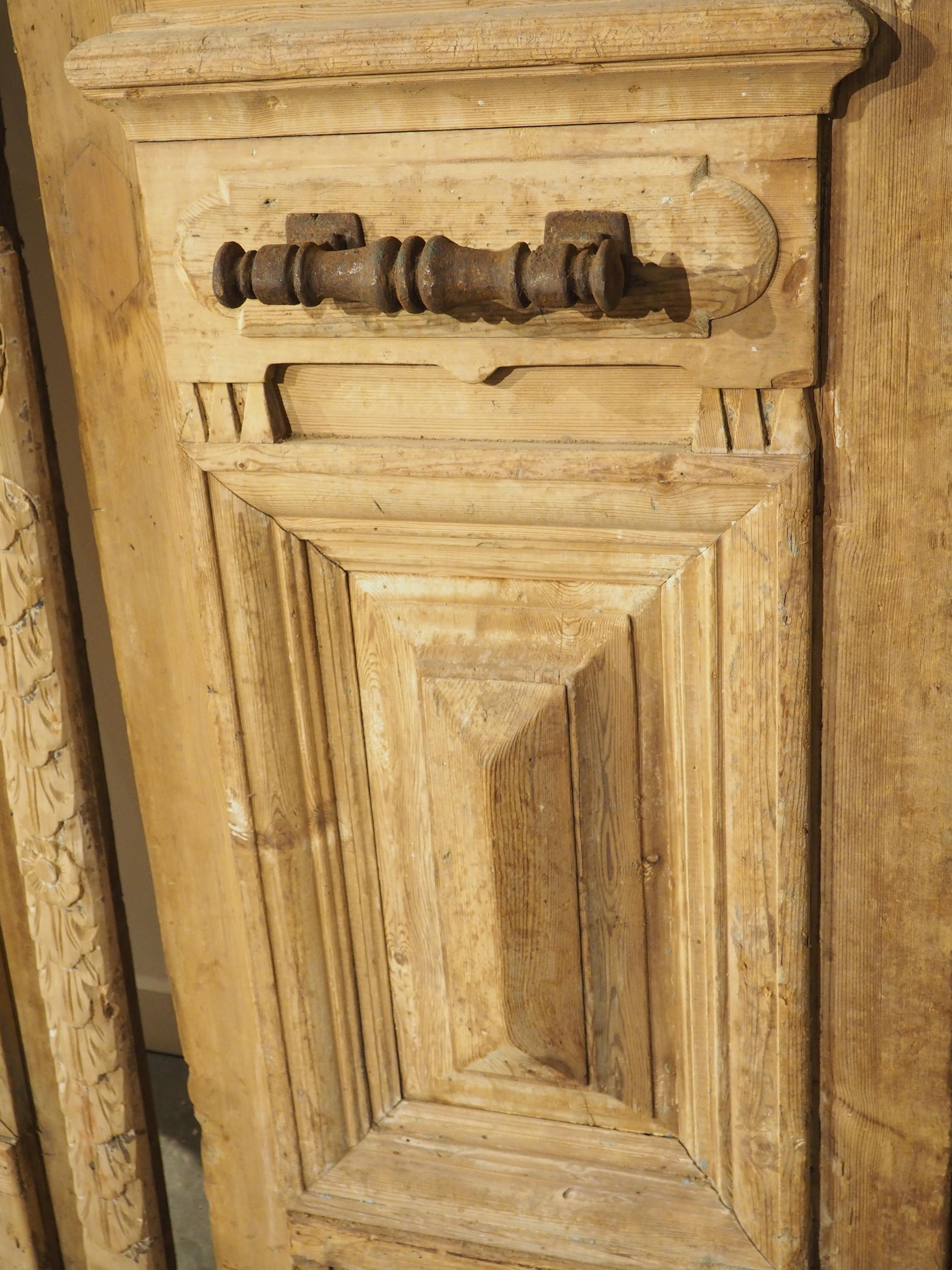 Paar antike französische geschnitzte Holz- und Eisentüren aus Holz, um 1880 im Angebot 7