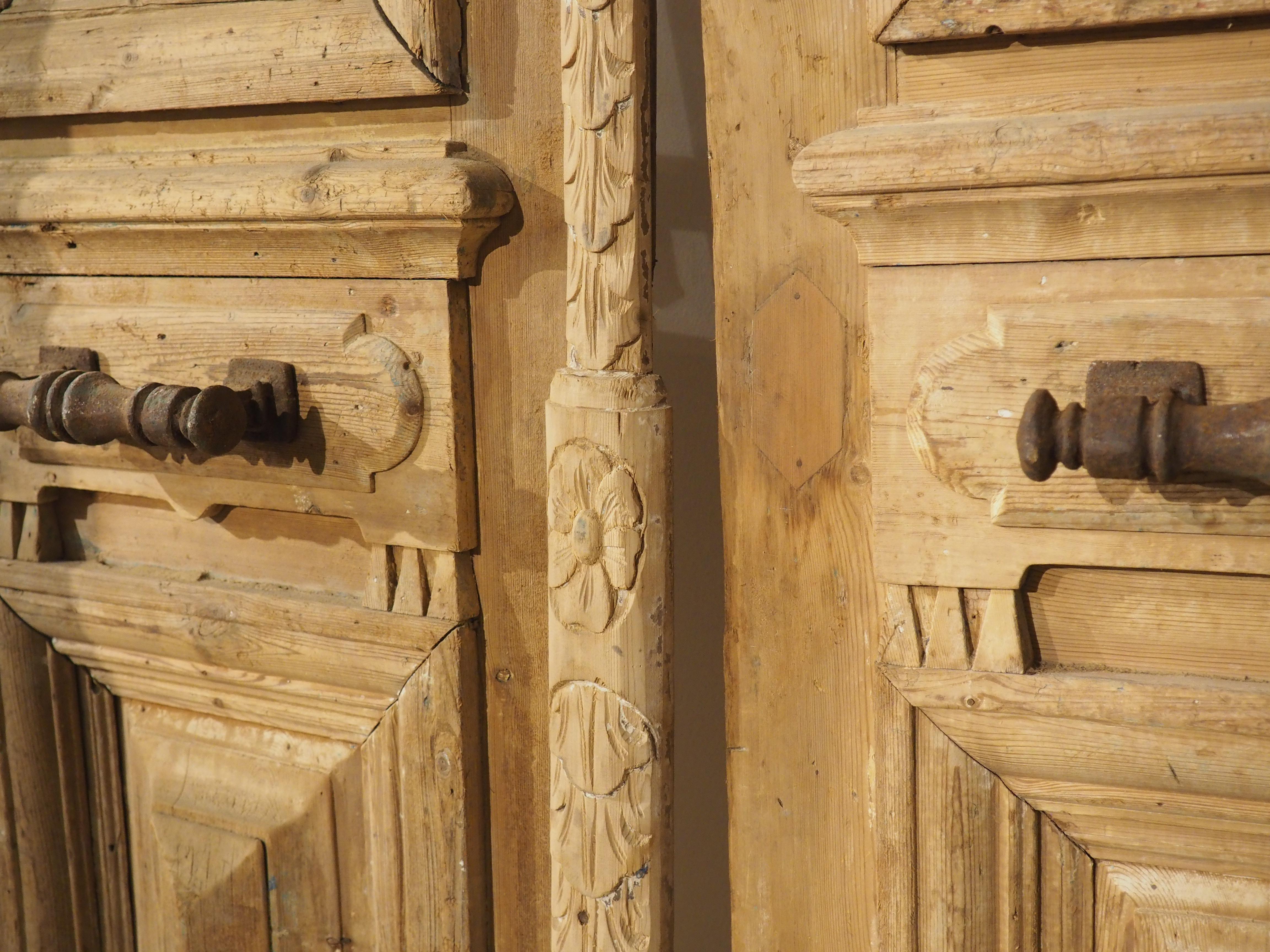 Paar antike französische geschnitzte Holz- und Eisentüren aus Holz, um 1880 im Angebot 8