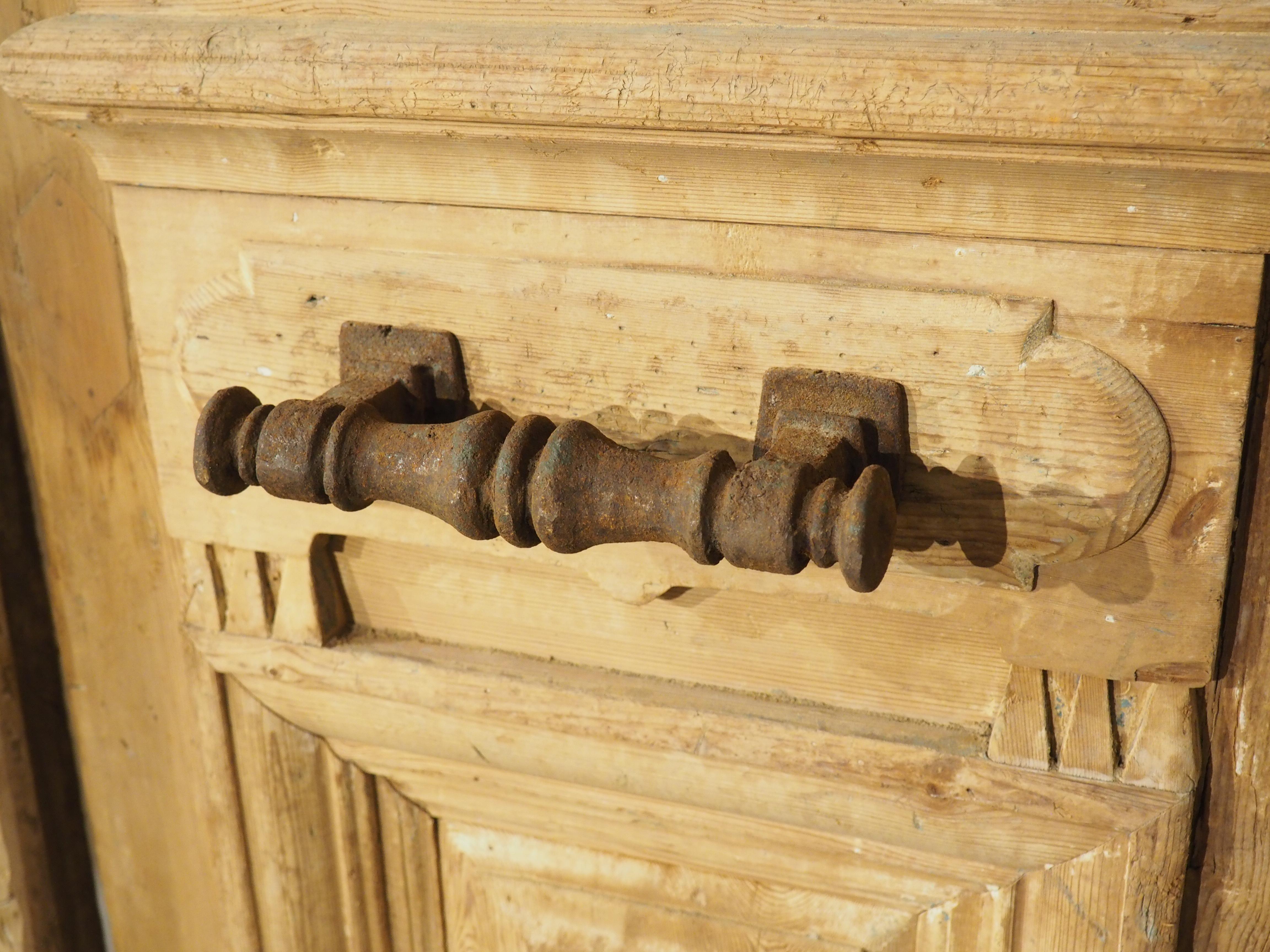 Paar antike französische geschnitzte Holz- und Eisentüren aus Holz, um 1880 im Angebot 9