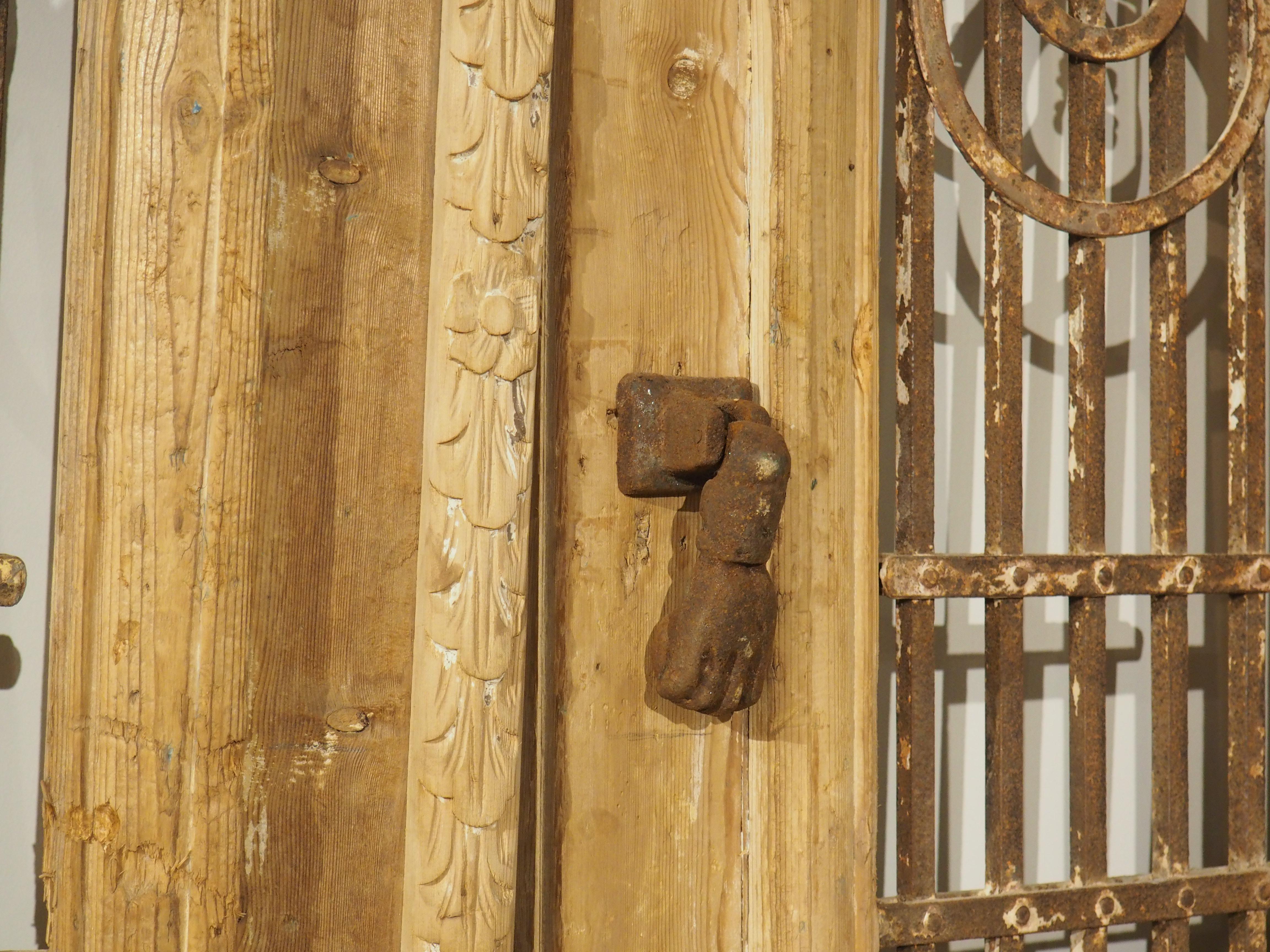 Paar antike französische geschnitzte Holz- und Eisentüren aus Holz, um 1880 im Angebot 10