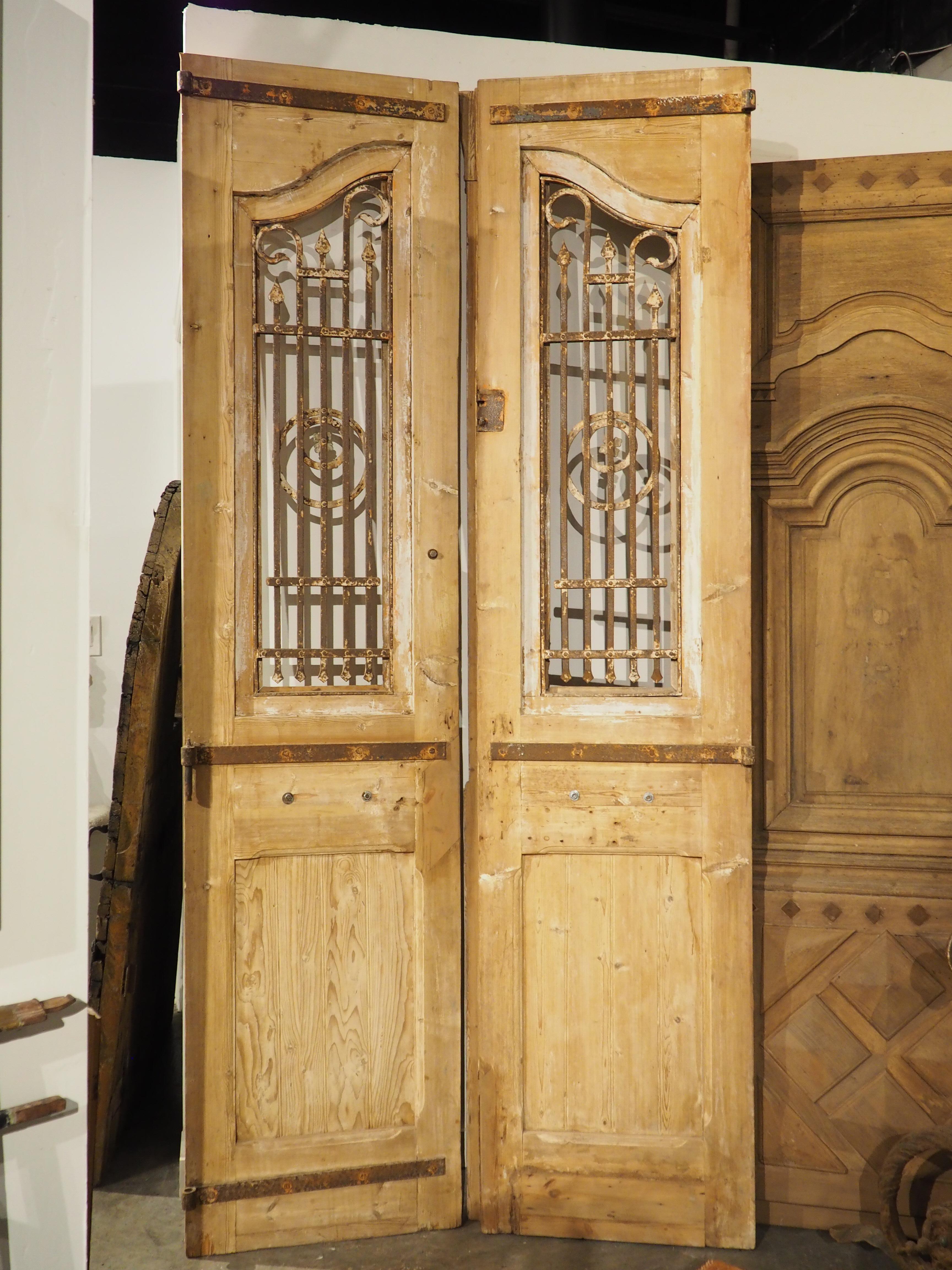 Paar antike französische geschnitzte Holz- und Eisentüren aus Holz, um 1880 im Angebot 11