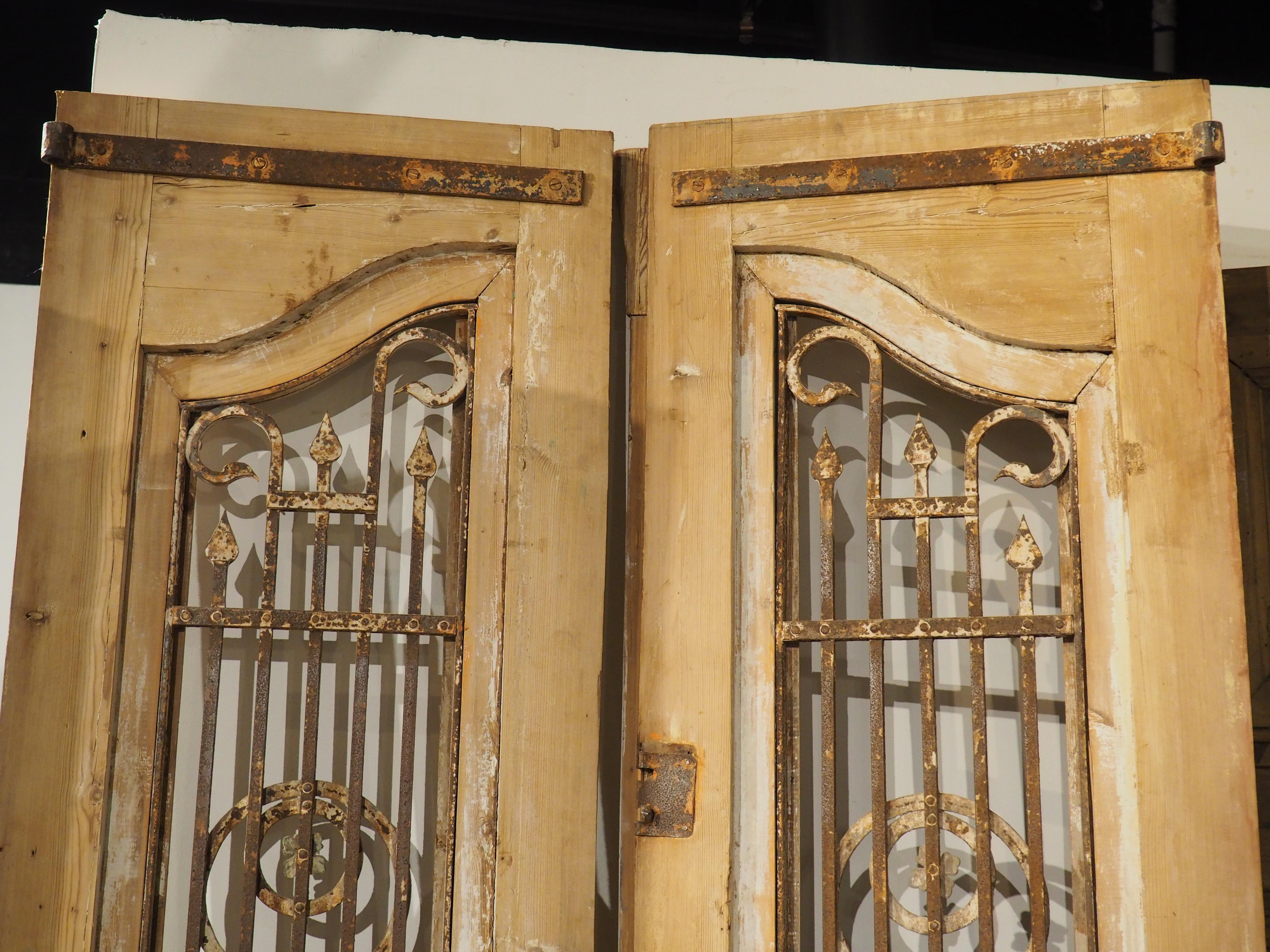 Paar antike französische geschnitzte Holz- und Eisentüren aus Holz, um 1880 im Angebot 12
