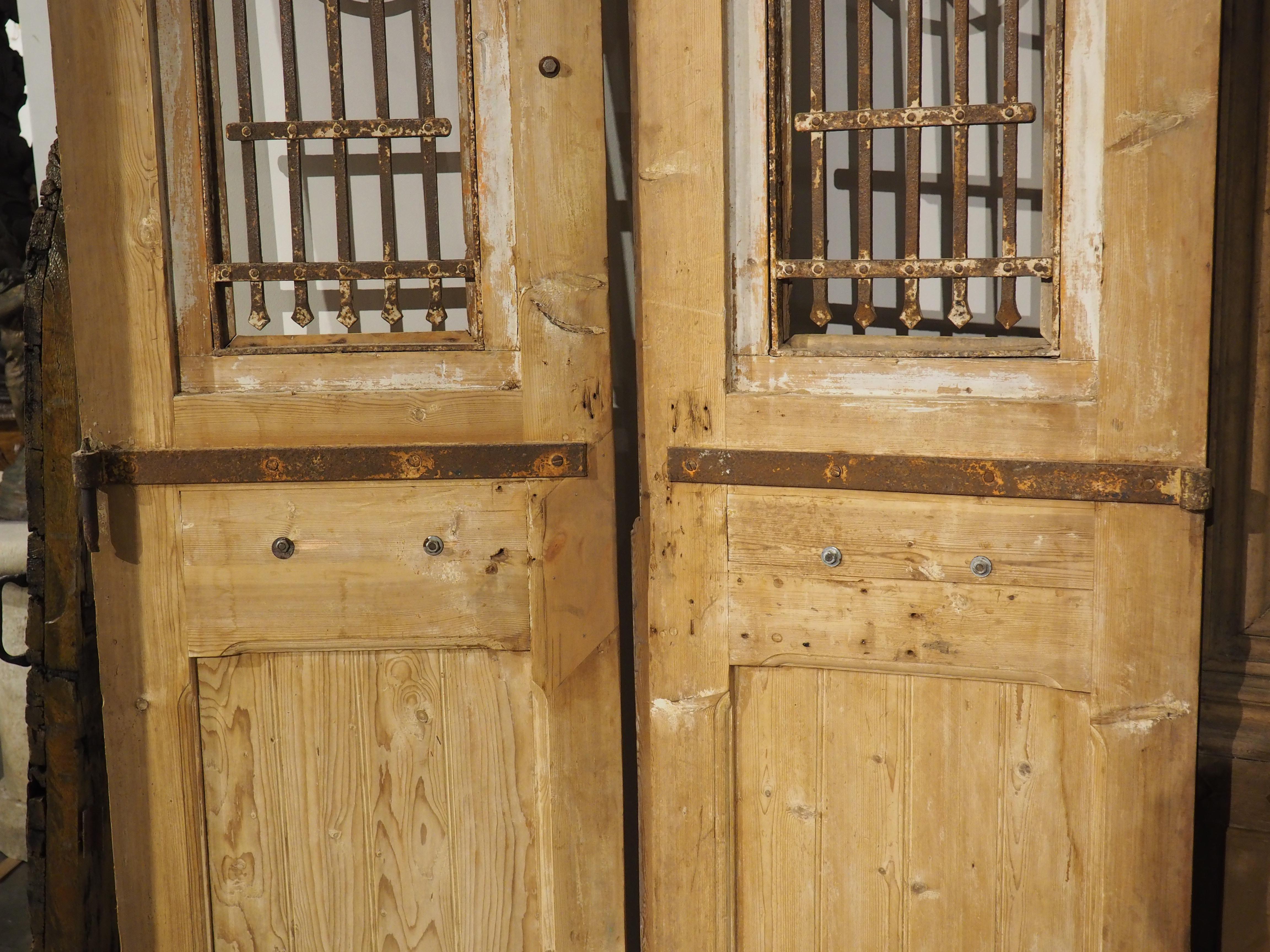 Paar antike französische geschnitzte Holz- und Eisentüren aus Holz, um 1880 im Angebot 13