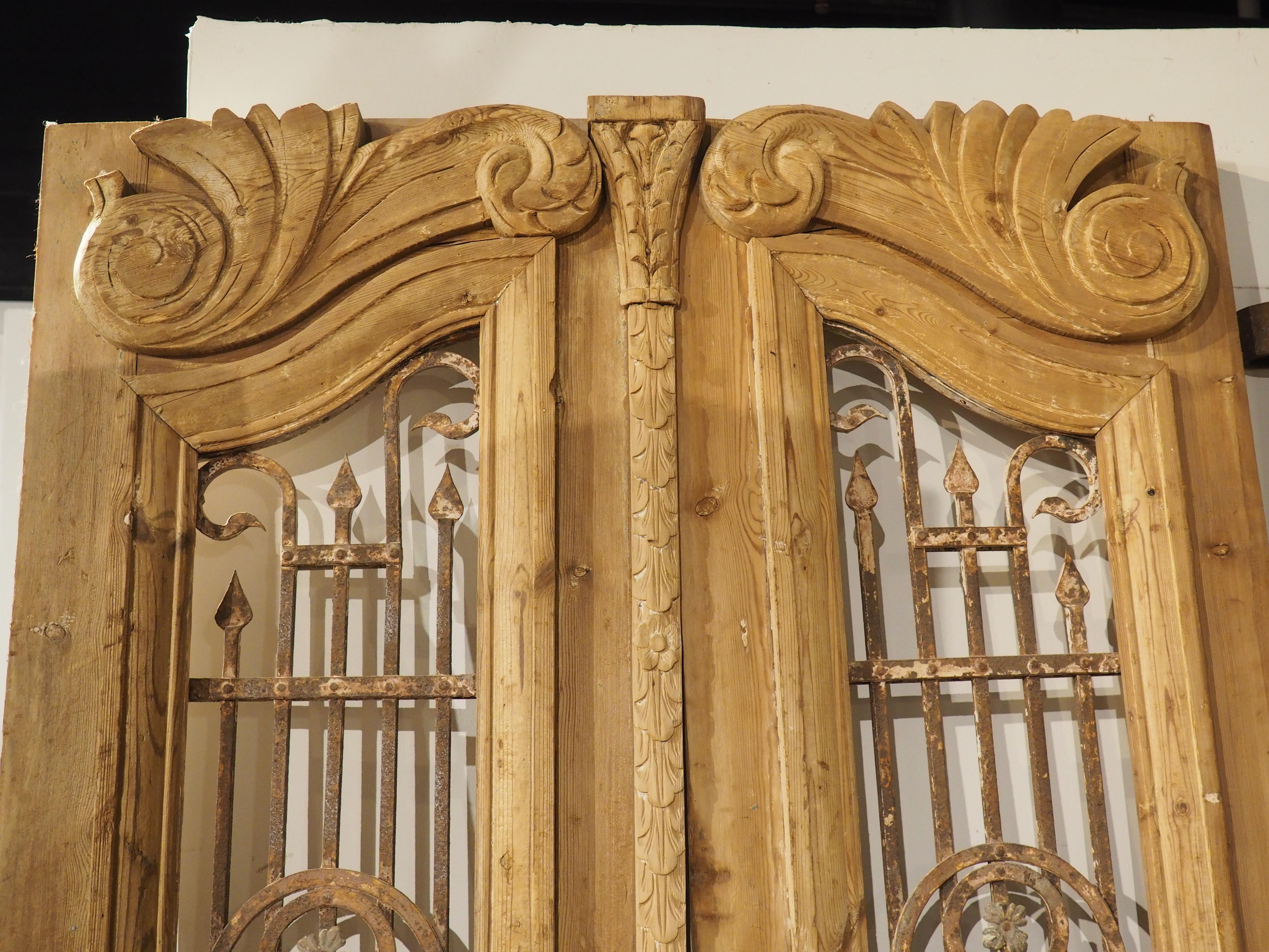 Paar antike französische geschnitzte Holz- und Eisentüren aus Holz, um 1880 (Französisch) im Angebot