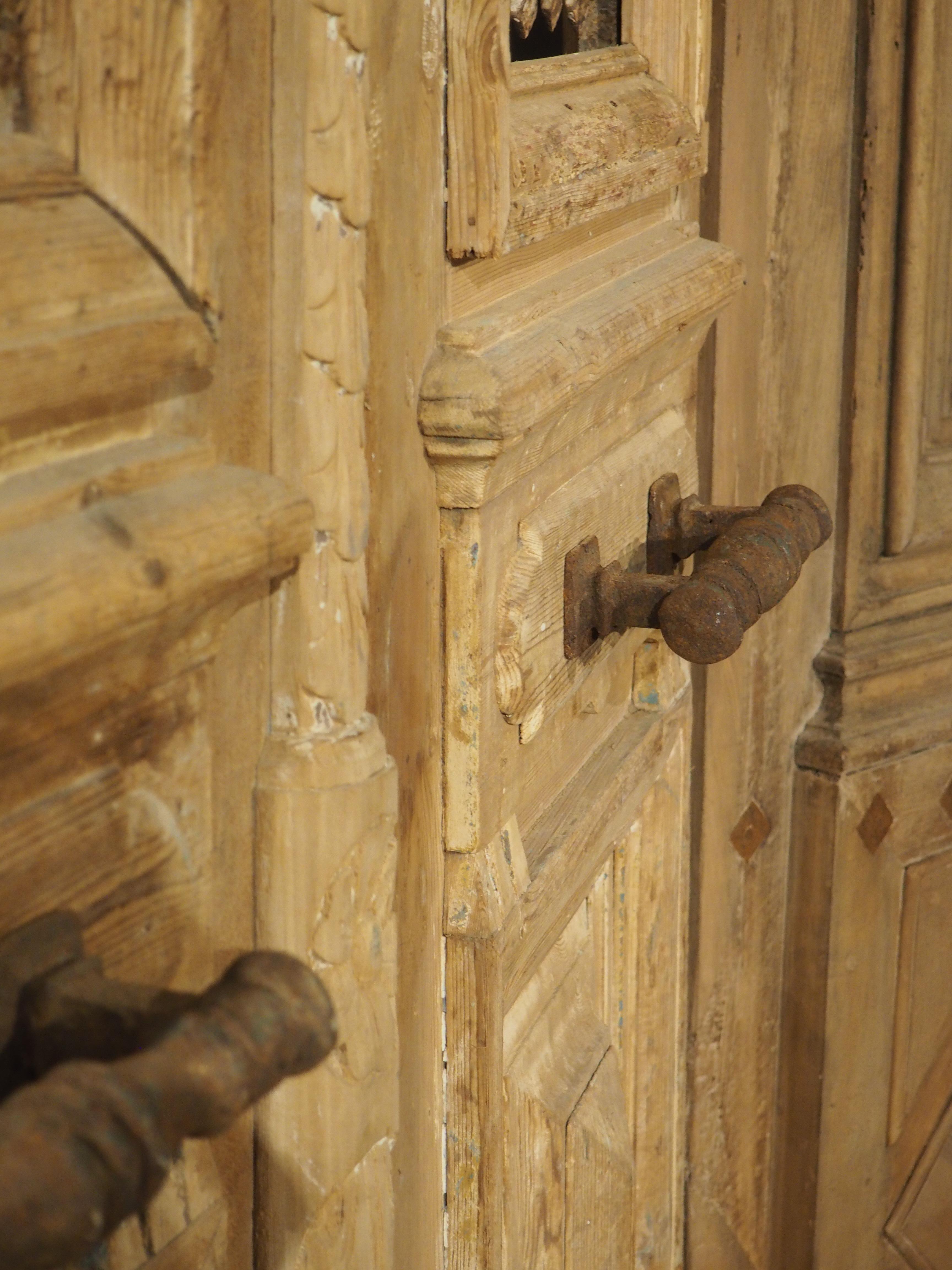 Paar antike französische geschnitzte Holz- und Eisentüren aus Holz, um 1880 (Spätes 19. Jahrhundert) im Angebot