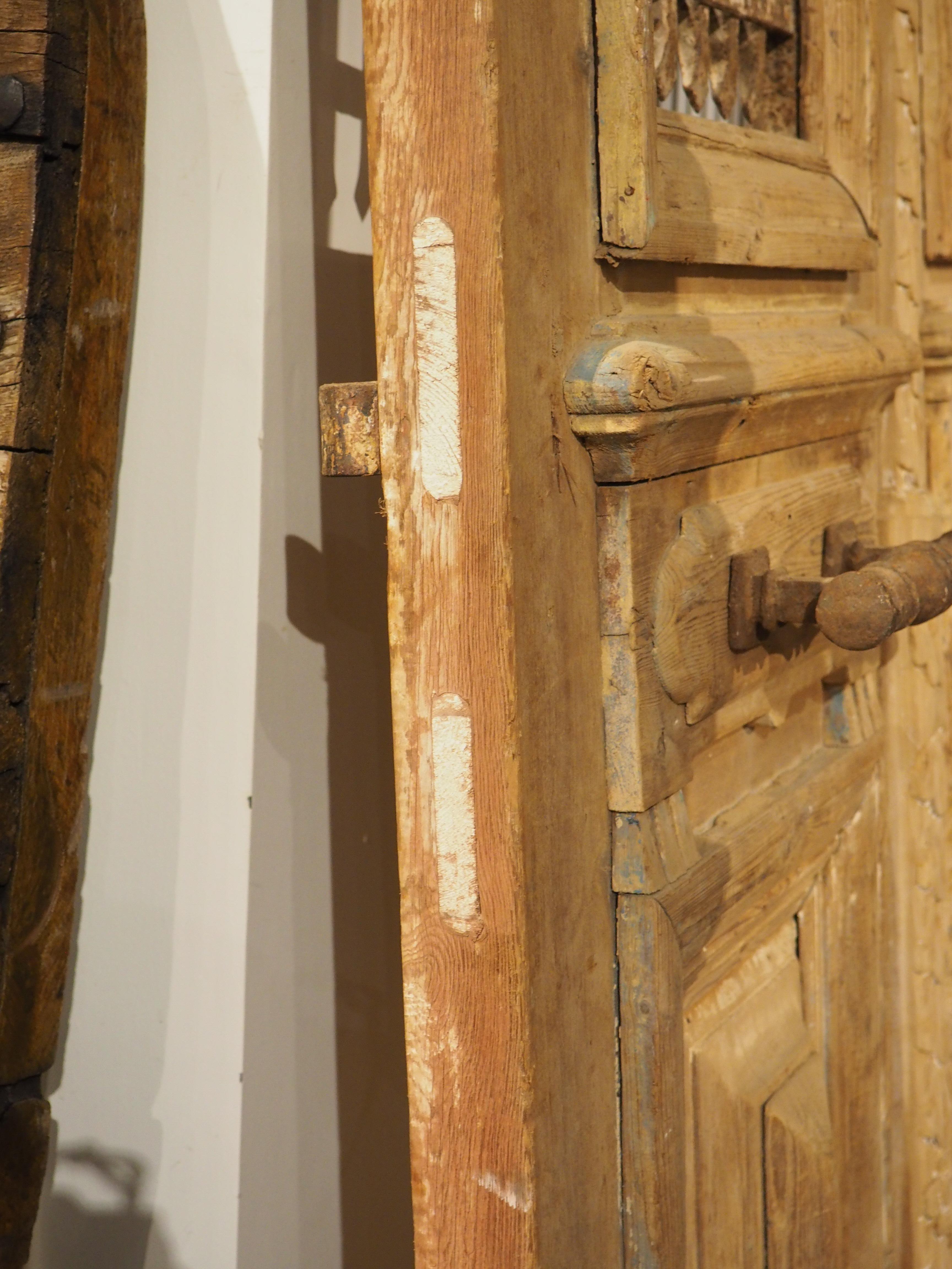 Paar antike französische geschnitzte Holz- und Eisentüren aus Holz, um 1880 im Angebot 1
