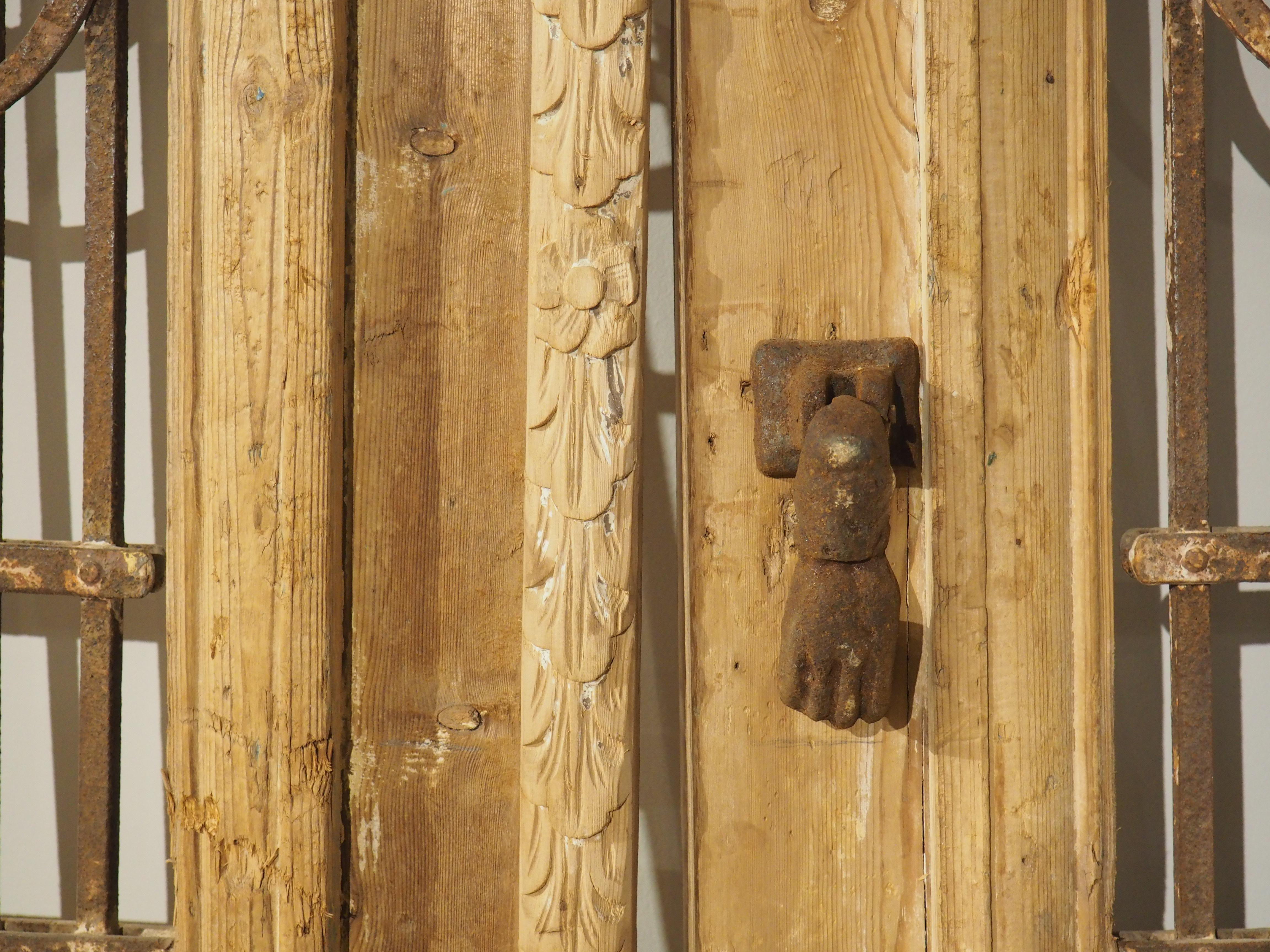 Paar antike französische geschnitzte Holz- und Eisentüren aus Holz, um 1880 im Angebot 2