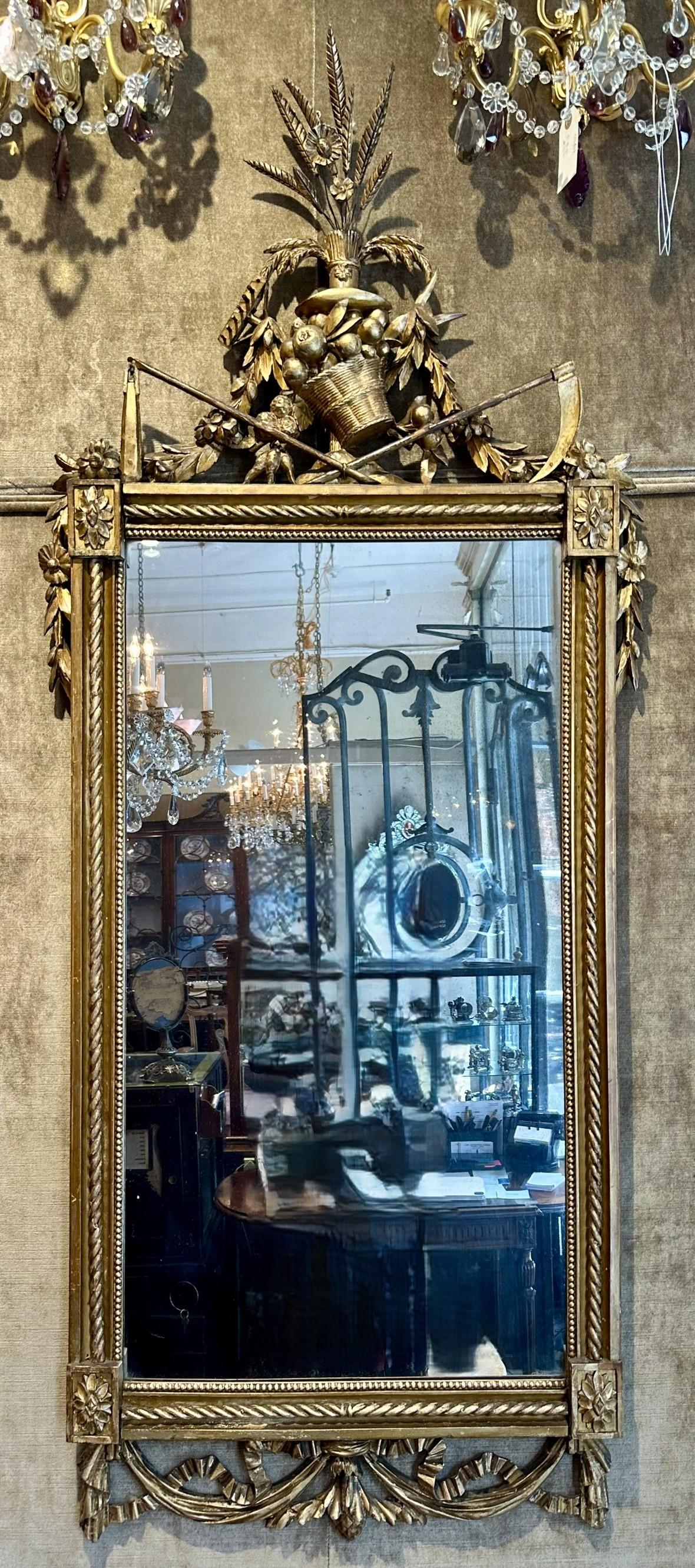 Francese Coppia di antichi specchi francesi in legno intagliato e dorato, 1910-1920 circa. in vendita