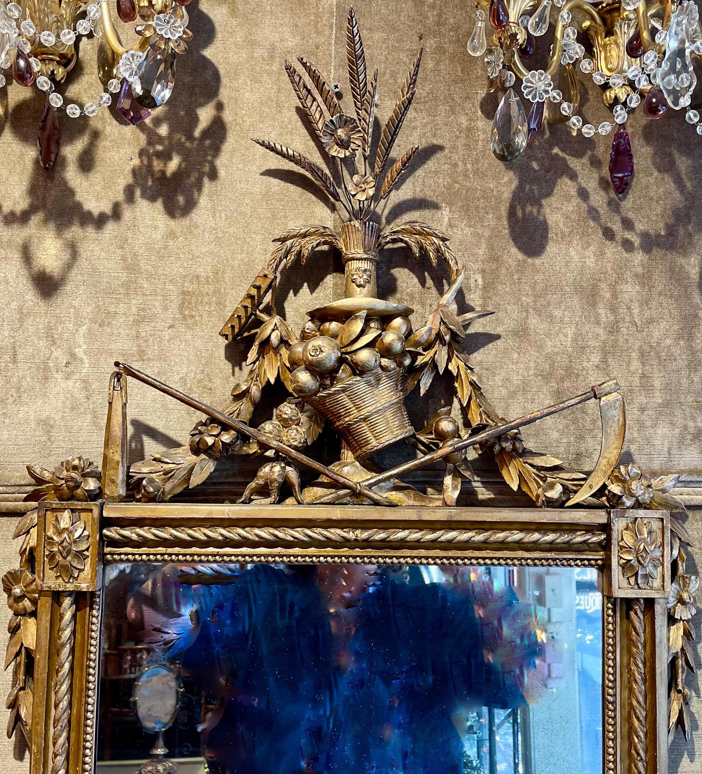 Dorato Coppia di antichi specchi francesi in legno intagliato e dorato, 1910-1920 circa. in vendita