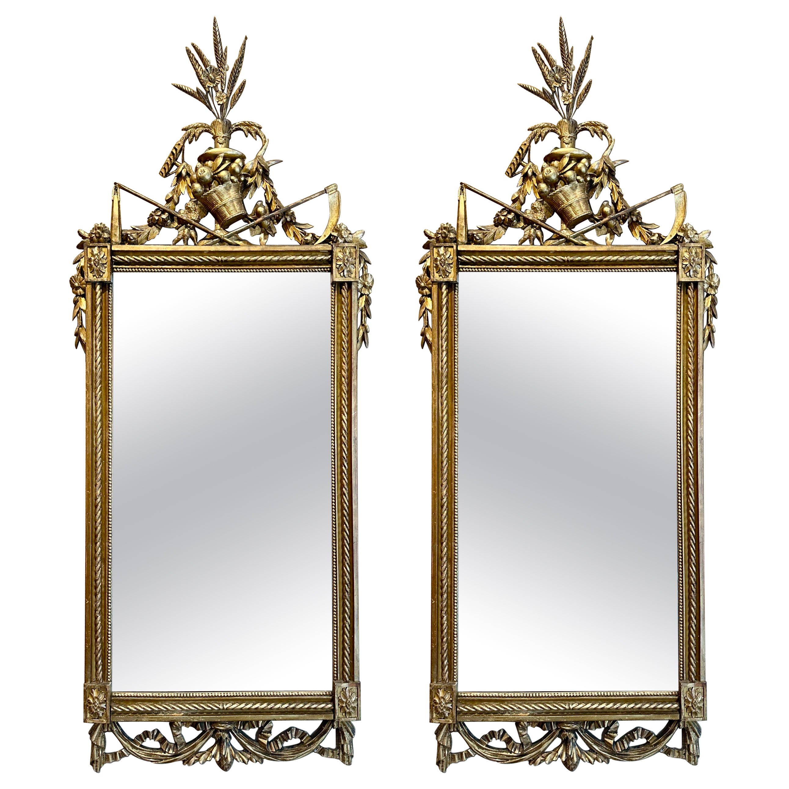 Coppia di antichi specchi francesi in legno intagliato e dorato, 1910-1920 circa. in vendita
