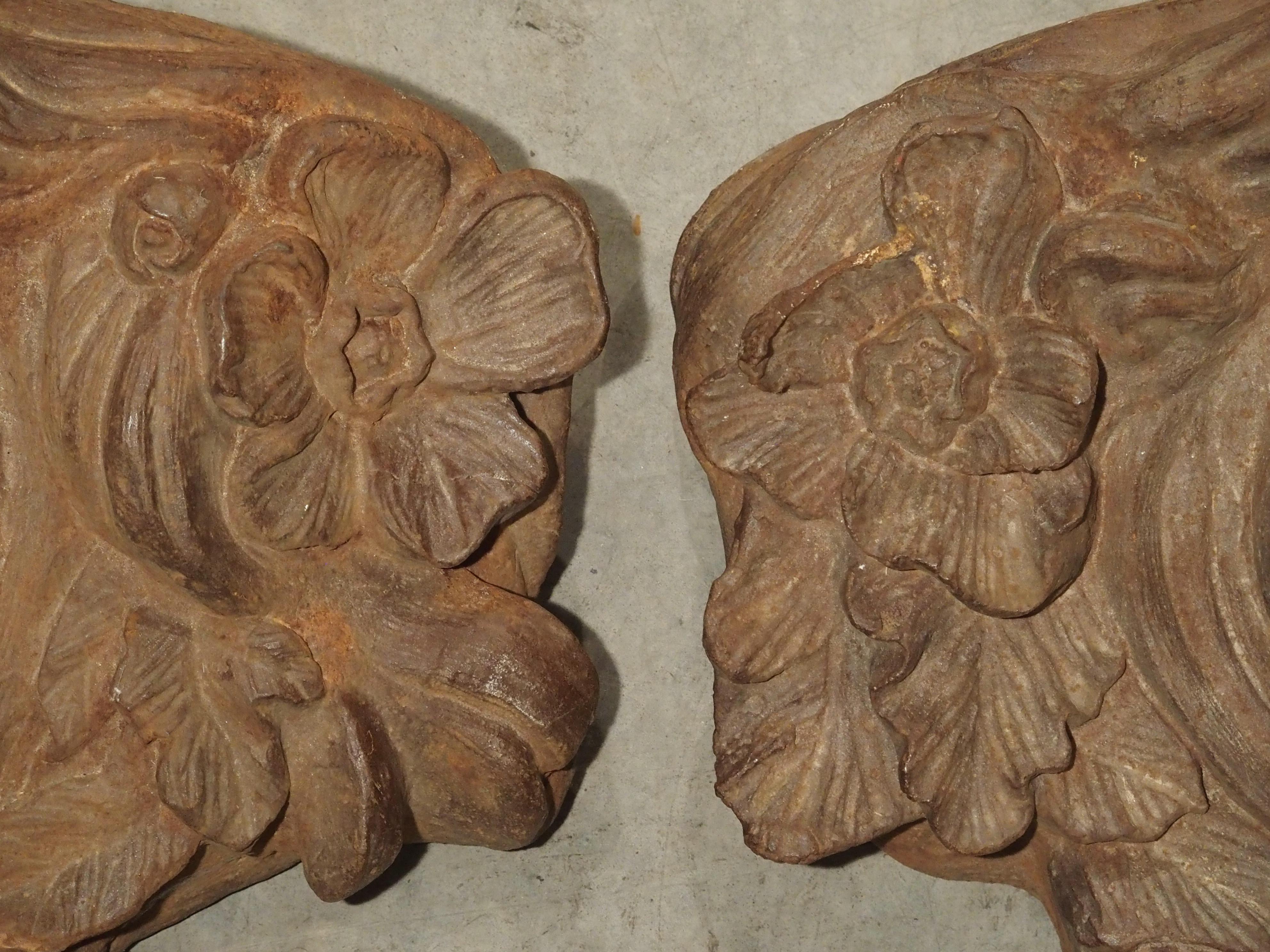 Pareja de Jardineras/Ornamentos de Balcón de Hierro Fundido Antique French, circa 1900 siglo XX en venta