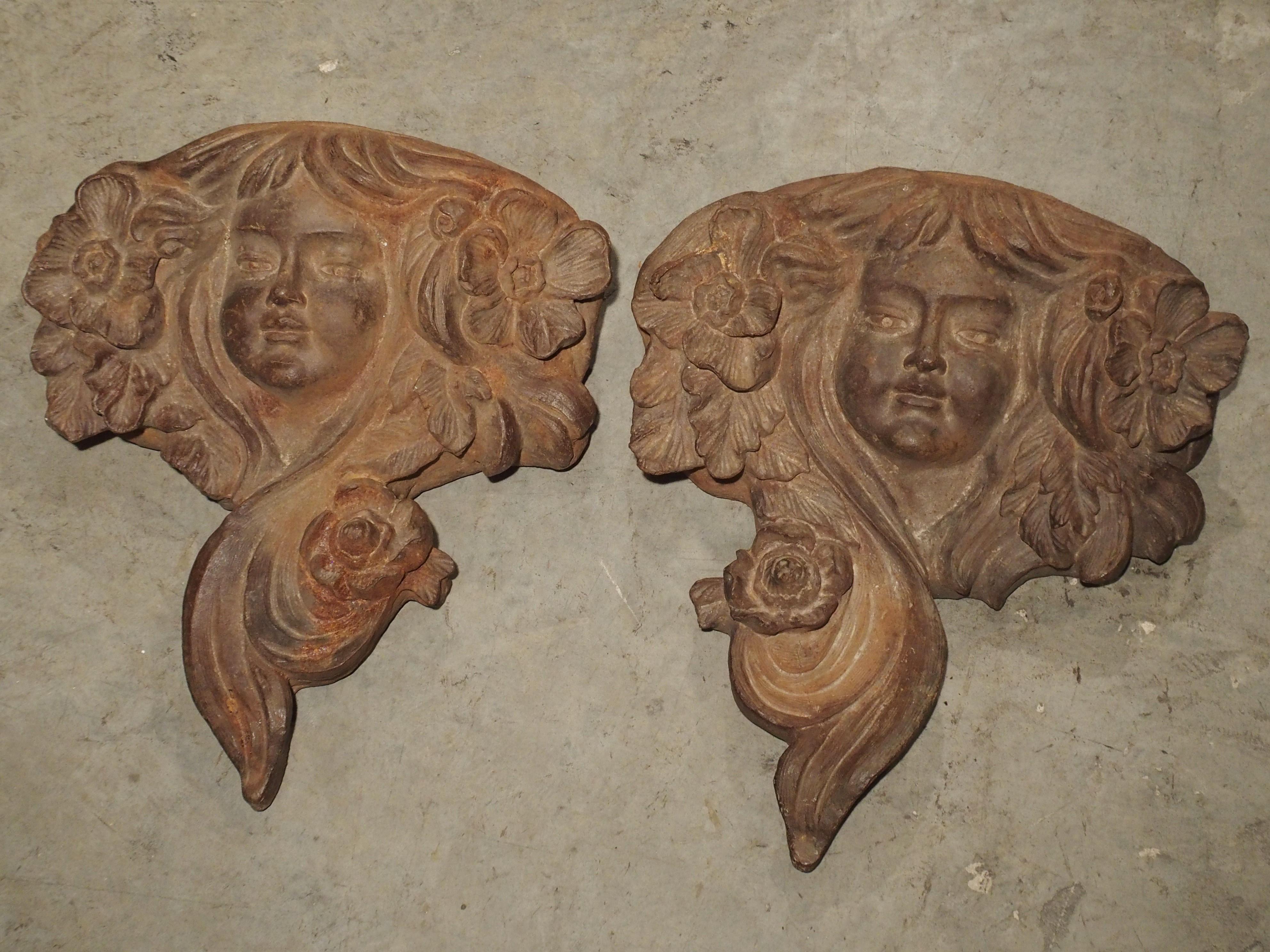 Paar antike französische Gusseisen-Balkon-Pflanzgefäße/Ornamente:: um 1900 (Eisen) im Angebot