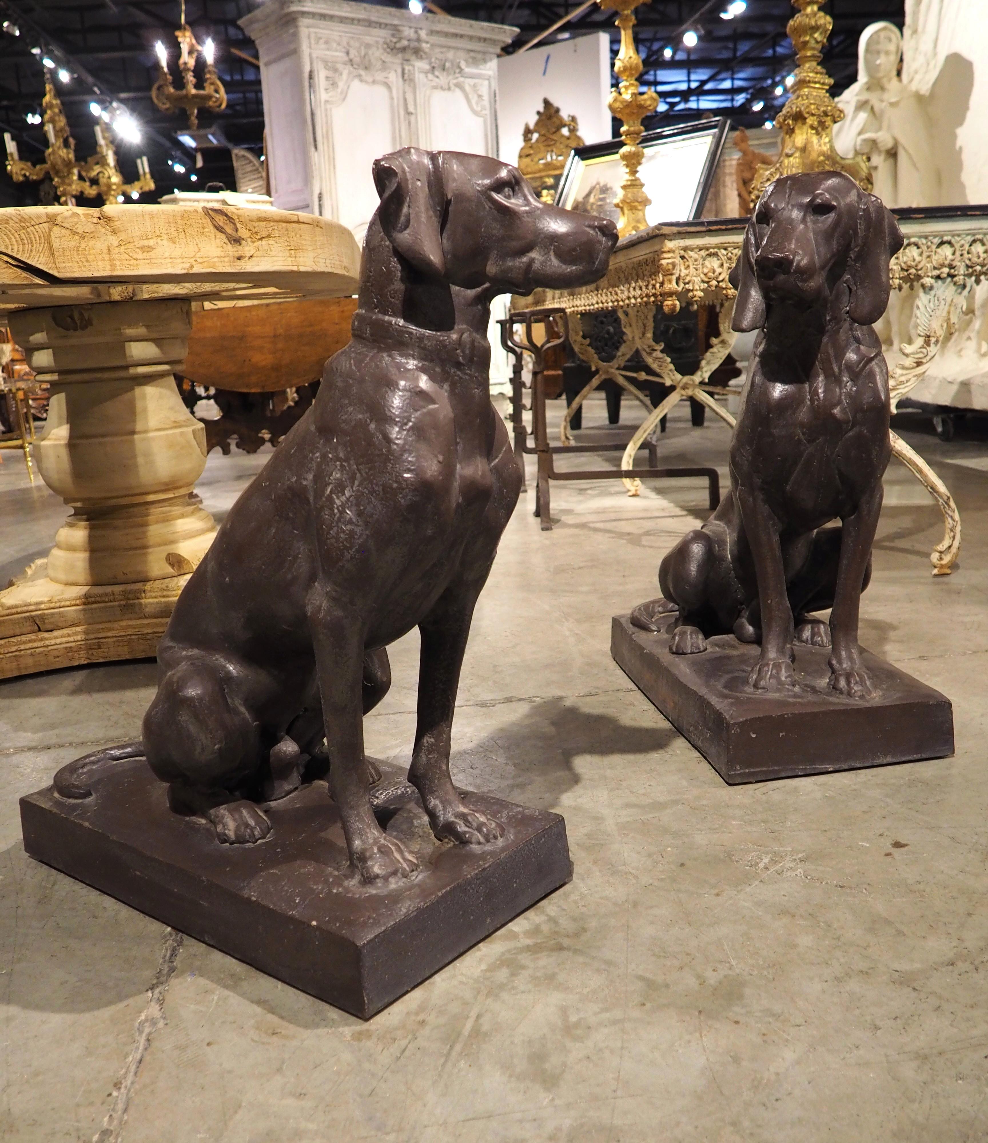 Paar Antique French Cast Iron Jagdhunde nach A. Jacquemart, CIRCA 1900 (Gegossen) im Angebot