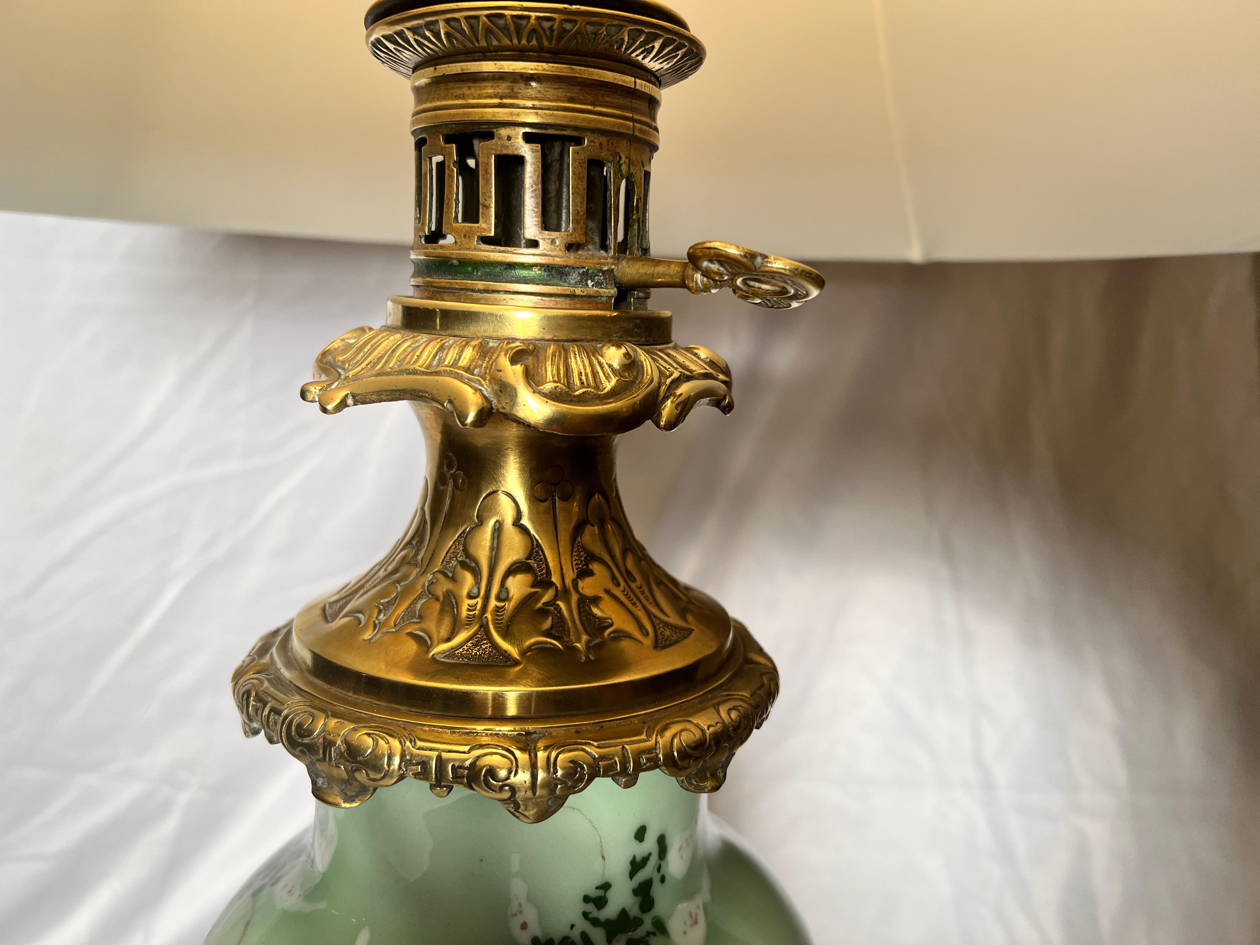 Paire de lampes françaises anciennes en porcelaine céladon  Bon état - En vente à New Orleans, LA