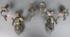 Coppia di antiche lampade da parete a cherubino francesi con fiori di porcellana