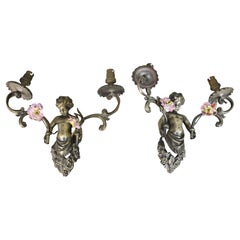Coppia di antiche lampade da parete a cherubino francesi con fiori di porcellana