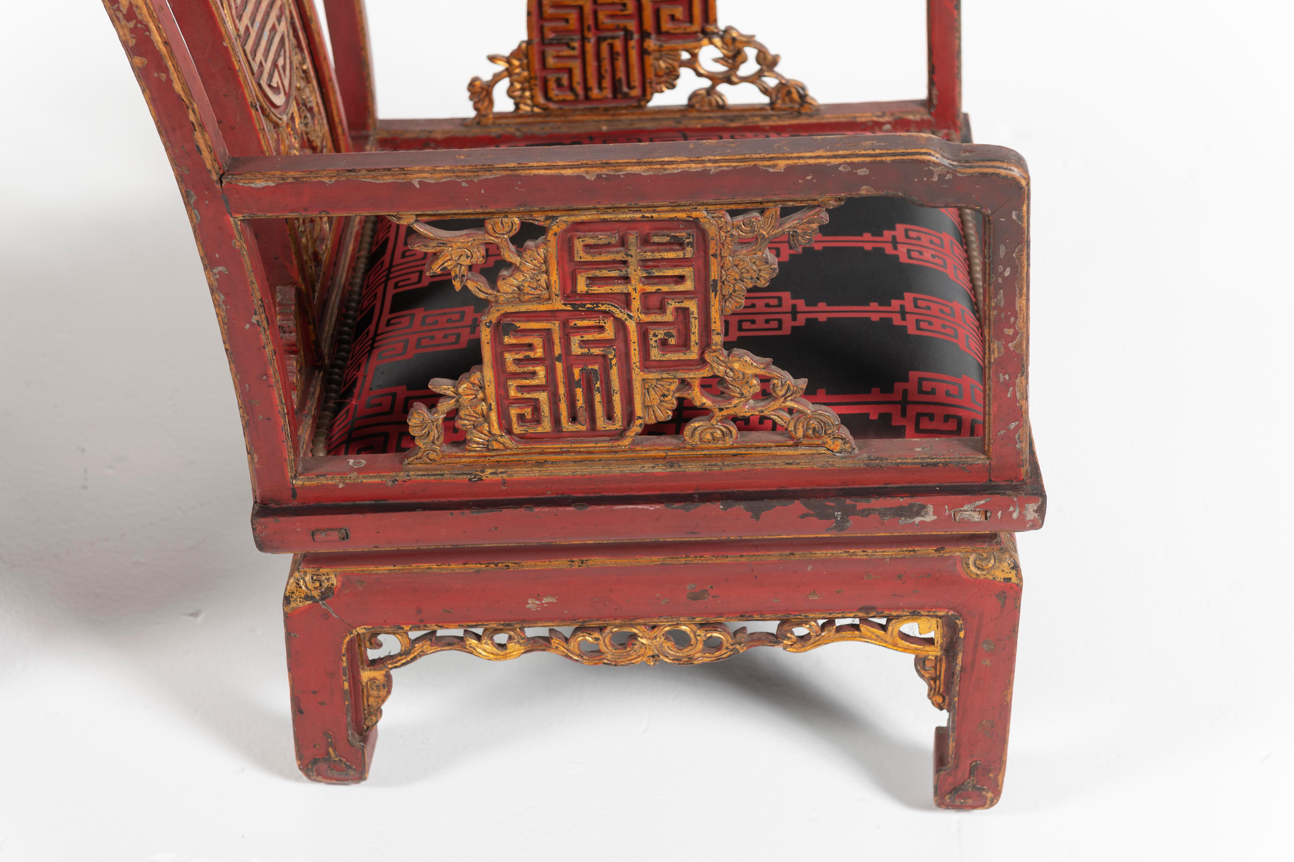XIXe siècle Paire de fauteuils anciens de Chinoiserie française, laque rouge et or, 19ème siècle en vente