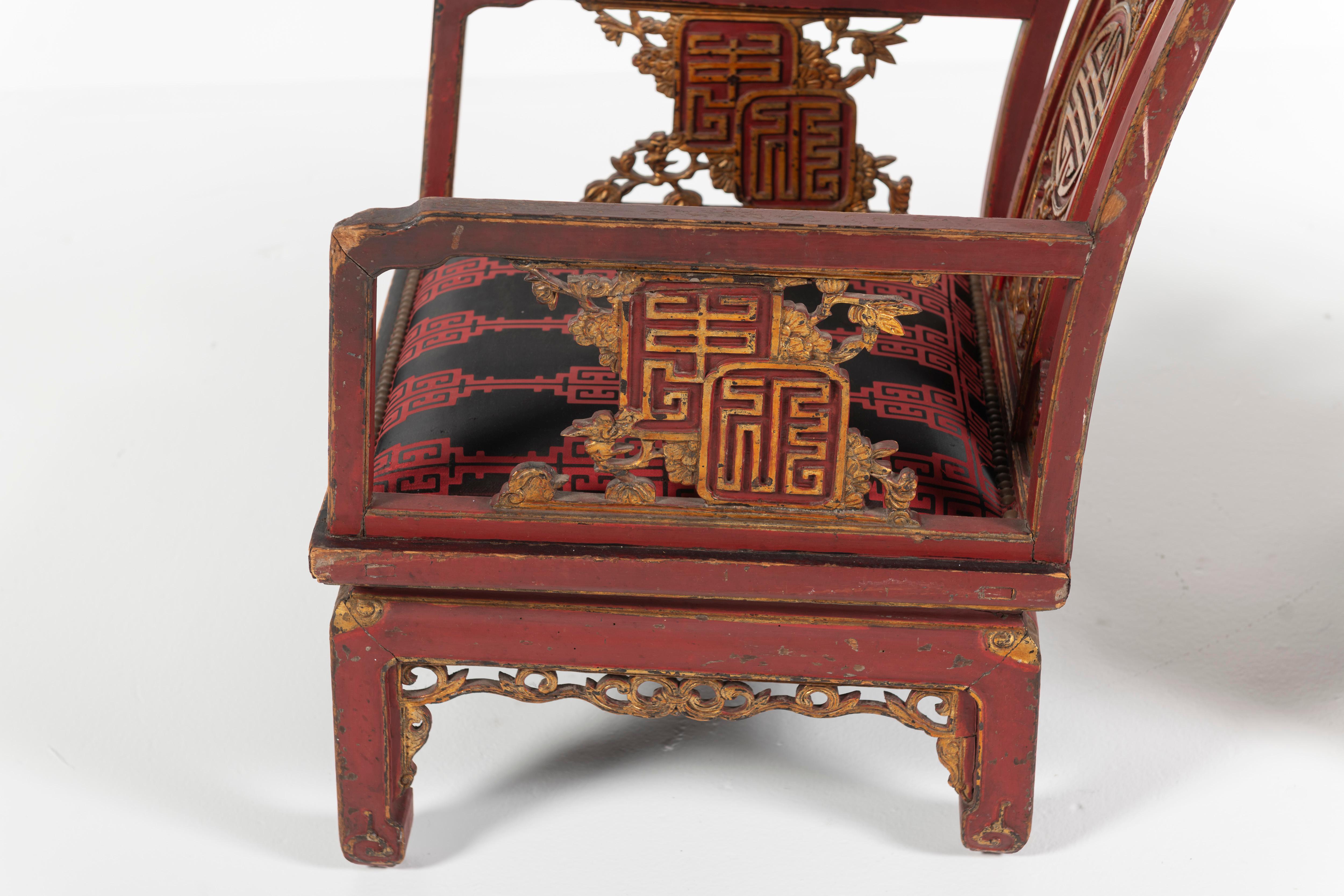 Tissu Paire de fauteuils anciens de Chinoiserie française, laque rouge et or, 19ème siècle en vente