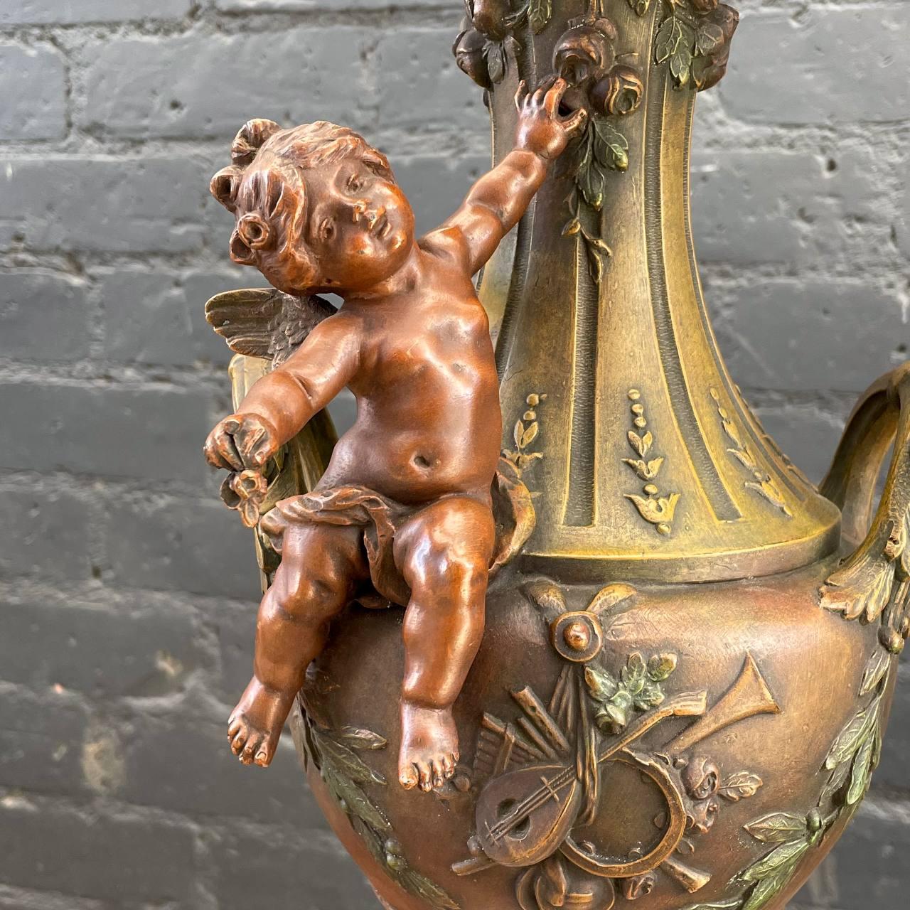 Paire d'anciennes lampes de table de style classique français en forme d'urne avec des chérubins  en vente 4