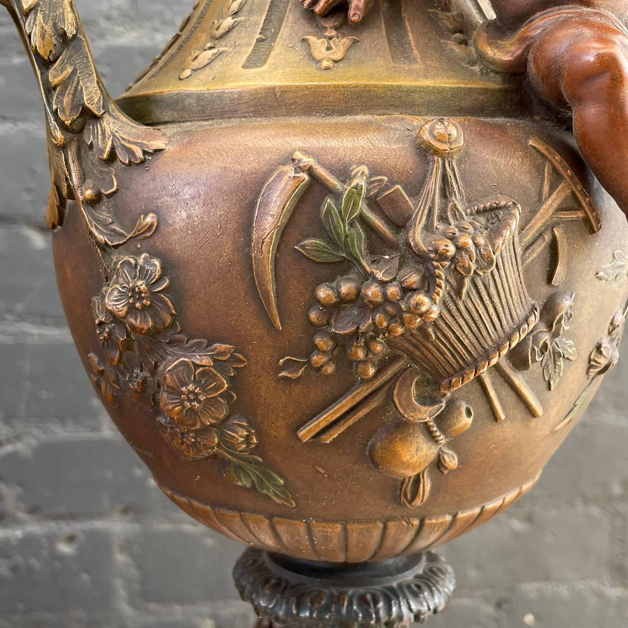 Paire d'anciennes lampes de table de style classique français en forme d'urne avec des chérubins  en vente 6