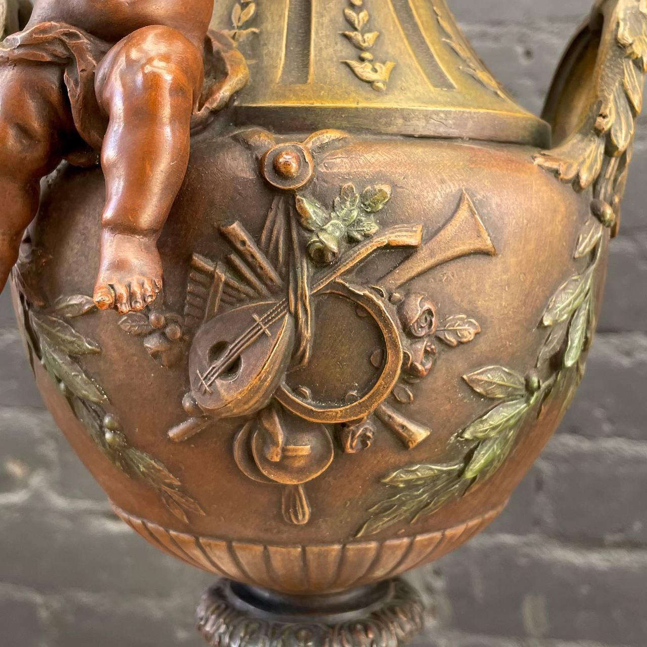Paire d'anciennes lampes de table de style classique français en forme d'urne avec des chérubins  en vente 7