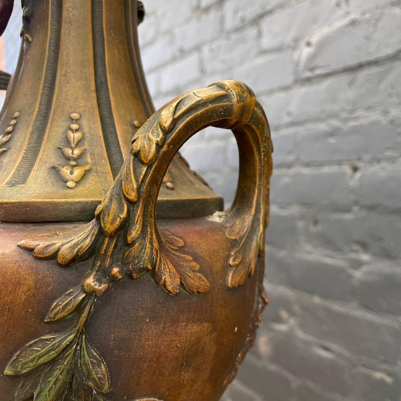 Paar antike französische Urnen-Tischlampen im klassischen Urnenstil mit Putten  im Angebot 9
