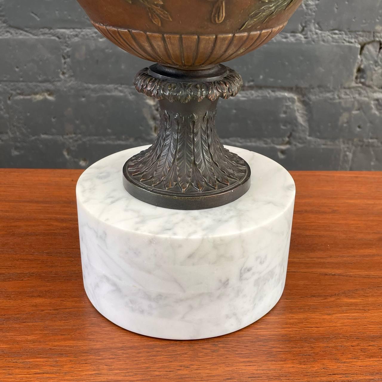 Paire d'anciennes lampes de table de style classique français en forme d'urne avec des chérubins  en vente 10