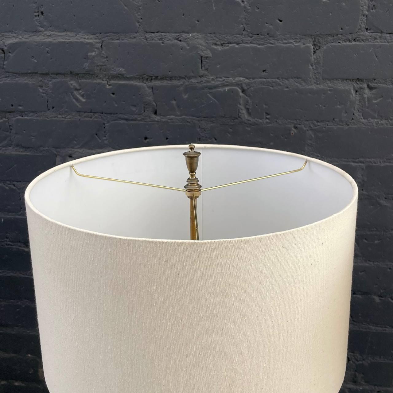 Français Paire d'anciennes lampes de table de style classique français en forme d'urne avec des chérubins  en vente