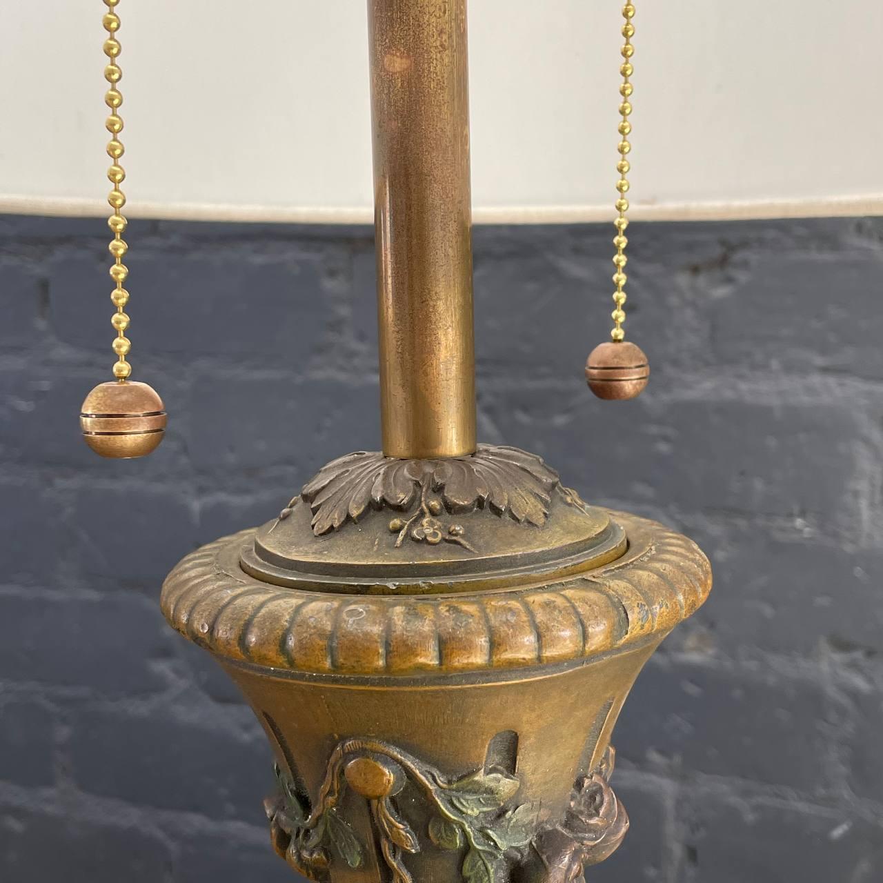 Paar antike französische Urnen-Tischlampen im klassischen Urnenstil mit Putten  (Bronze) im Angebot