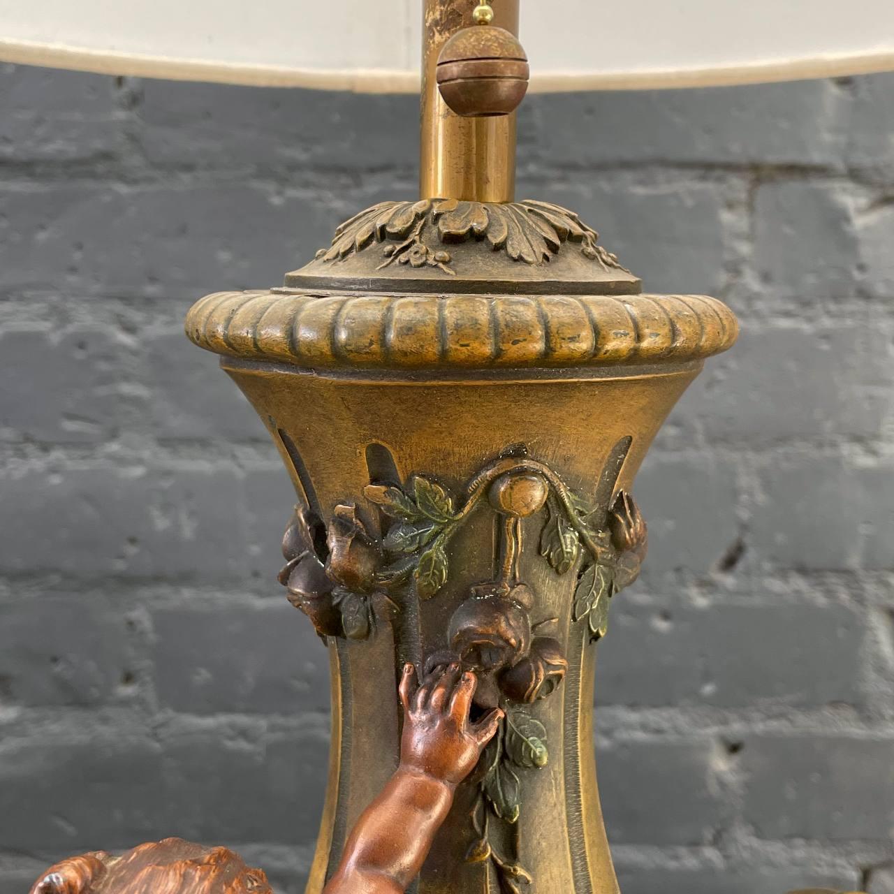 Paire d'anciennes lampes de table de style classique français en forme d'urne avec des chérubins  en vente 1