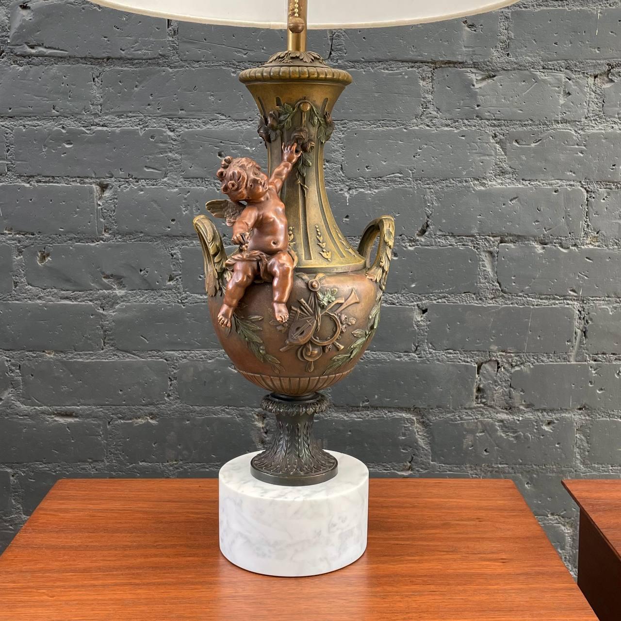 Paire d'anciennes lampes de table de style classique français en forme d'urne avec des chérubins  en vente 2