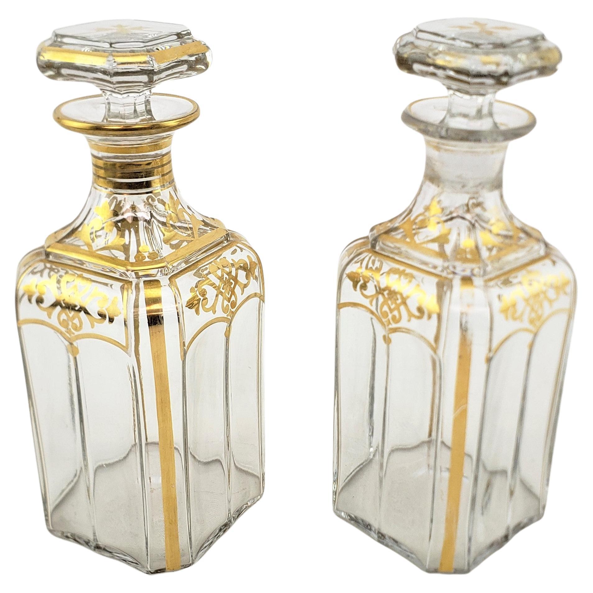 Paire de carafes à bouteille françaises anciennes en cristal transparent avec décoration dorée