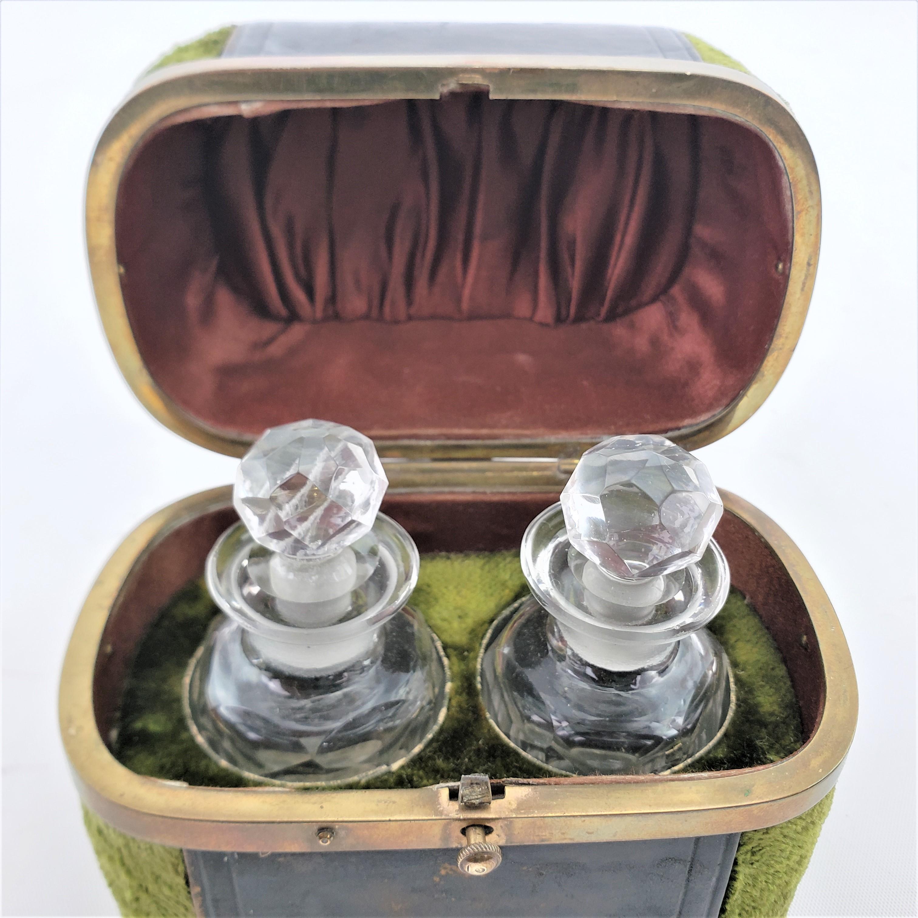Paar antike französische Duft- oder Parfümflaschen aus klarem Glas mit passendem Etui (Louis XVI.) im Angebot