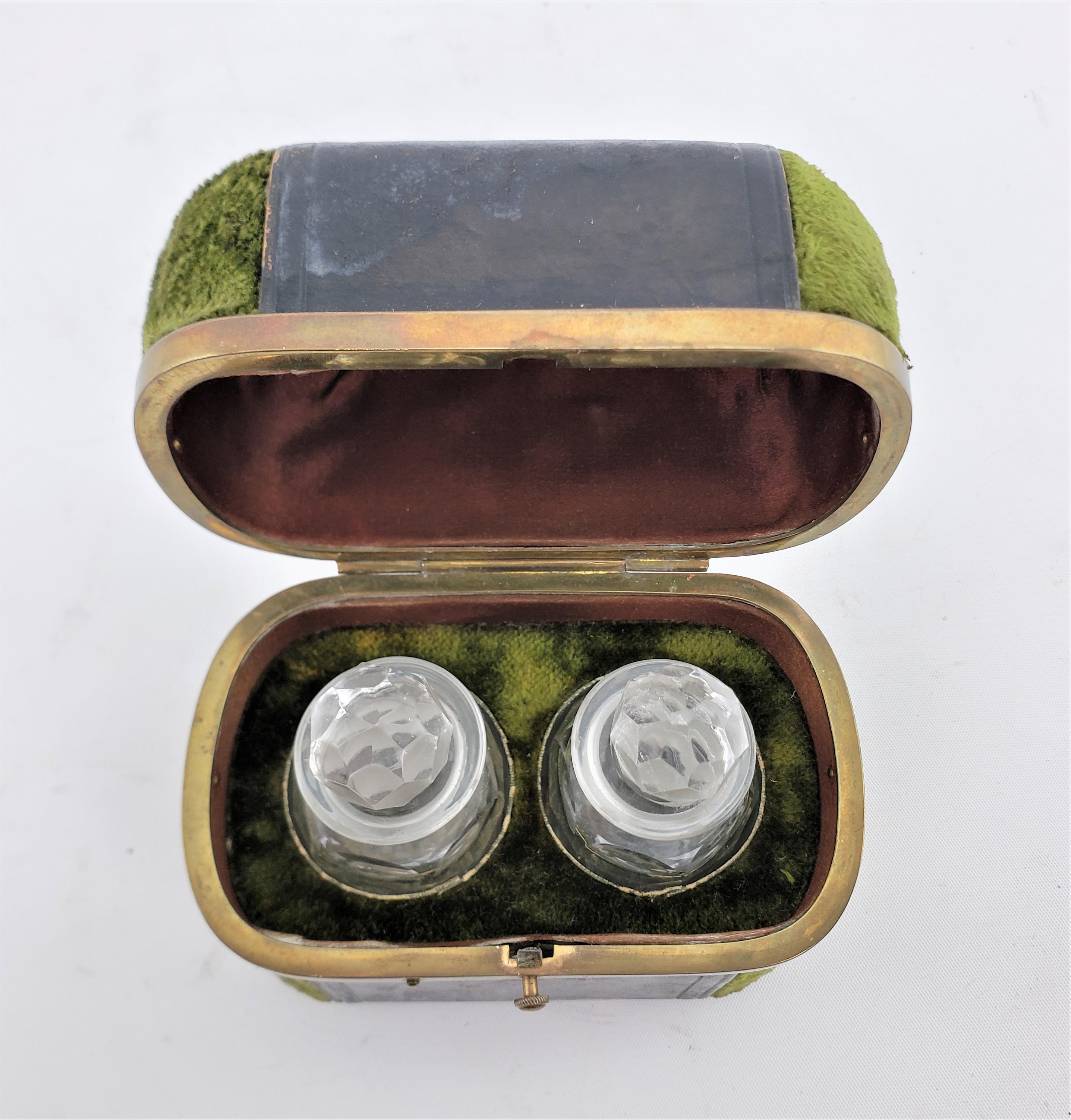 Paar antike französische Duft- oder Parfümflaschen aus klarem Glas mit passendem Etui (Französisch) im Angebot