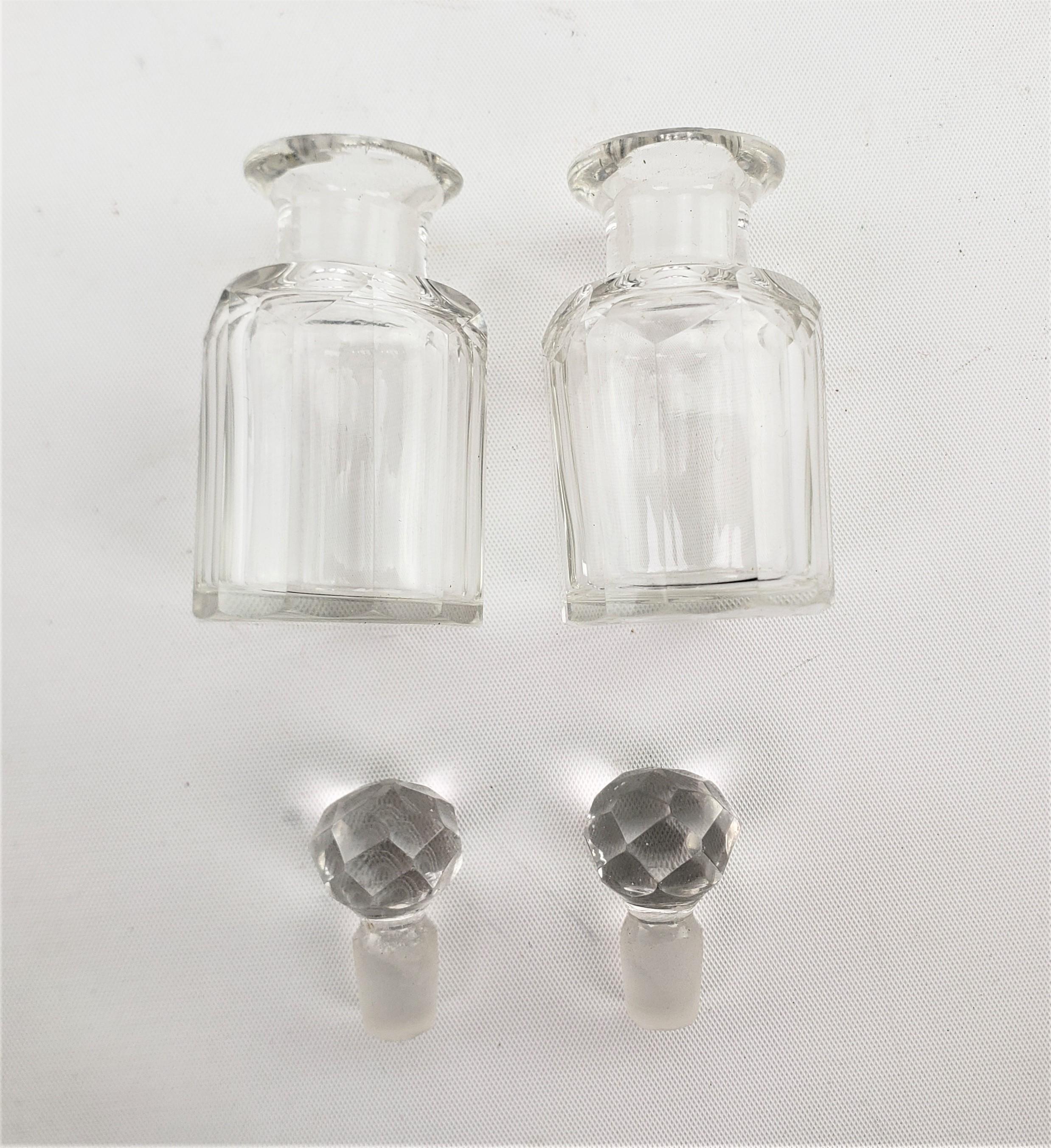 Paar antike französische Duft- oder Parfümflaschen aus klarem Glas mit passendem Etui (19. Jahrhundert) im Angebot