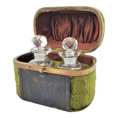 Paire de flacons de parfum ou de parfum français anciens en verre transparent avec étui