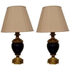 Paar antike französische kobaltblaue Belle-Poque-Goldbronze-Lampen, um 1890
