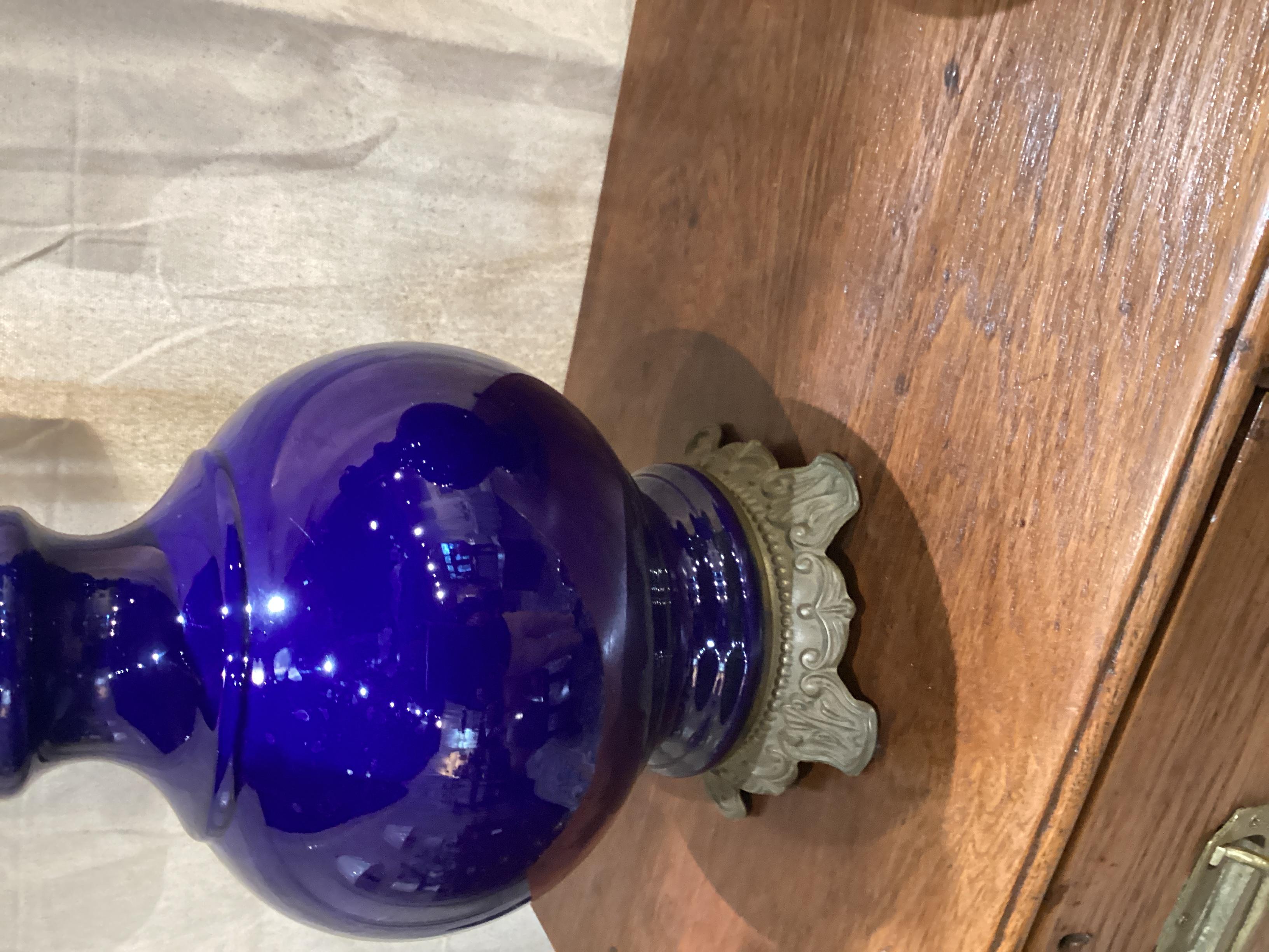 Paar antike französische kobaltblaue Keramiklampen  (Messing) im Angebot